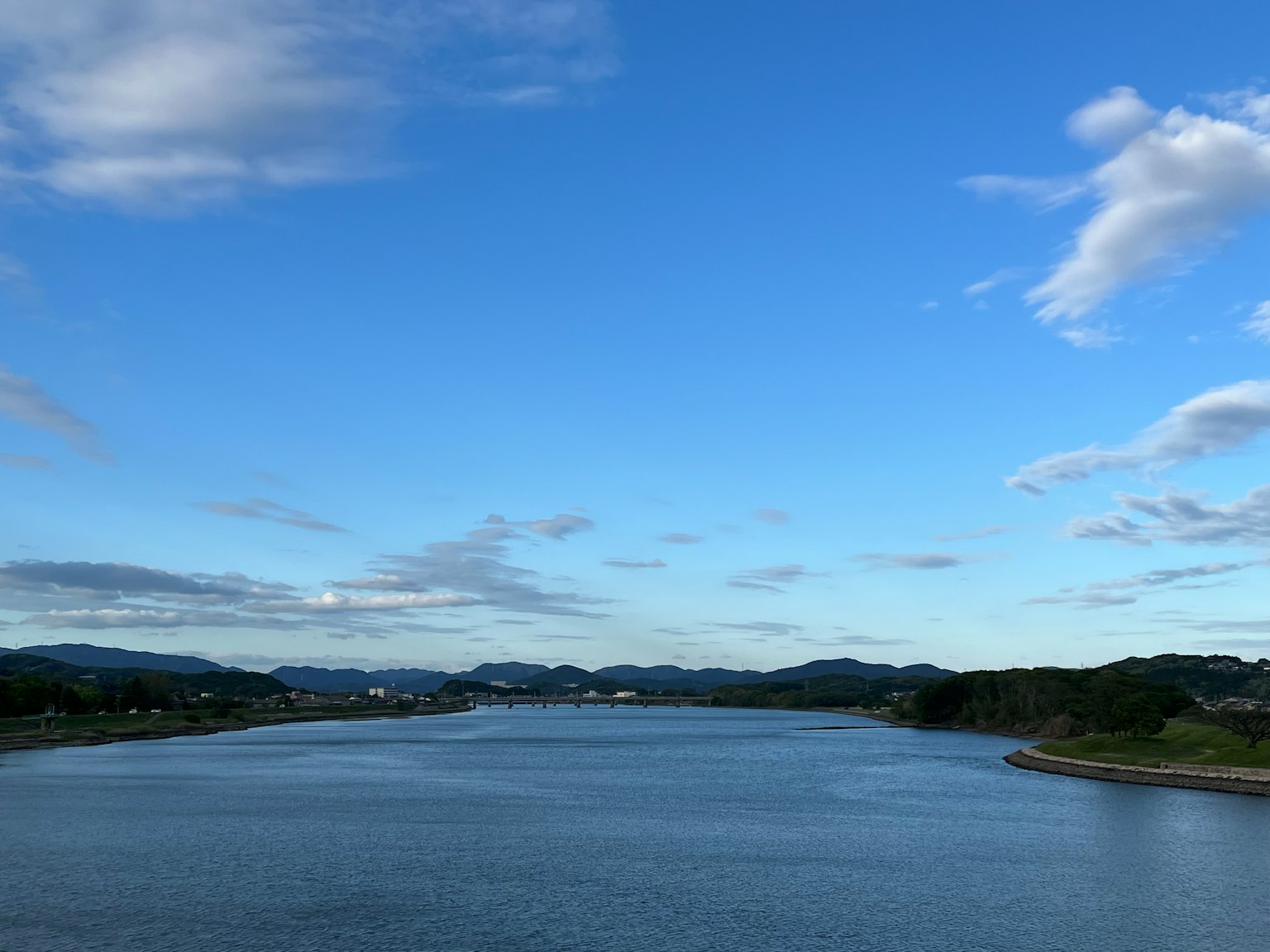 Vista escénica de un río bajo un cielo azul con nubes