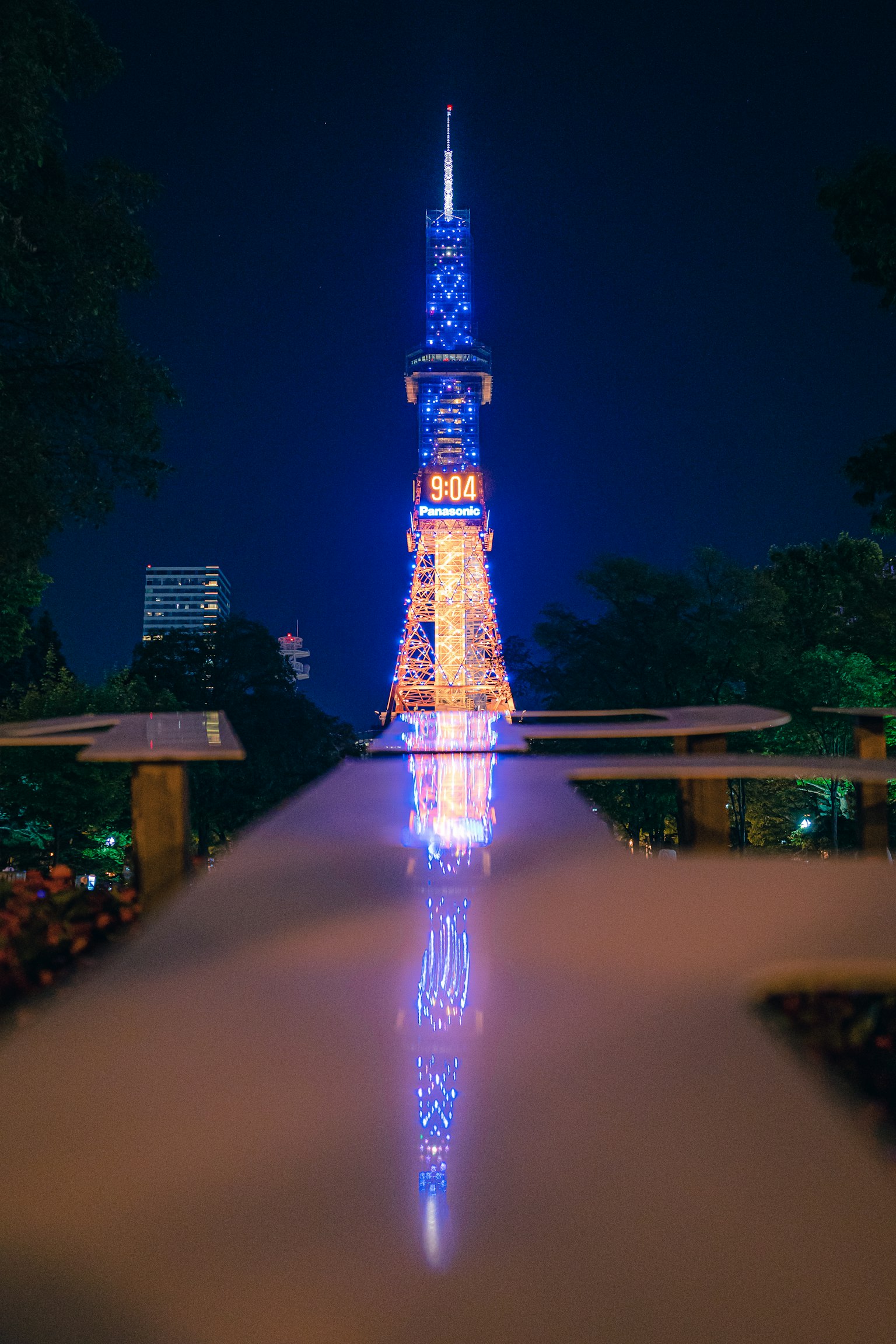 東京塔在夜晚被藍色和橙色燈光照亮