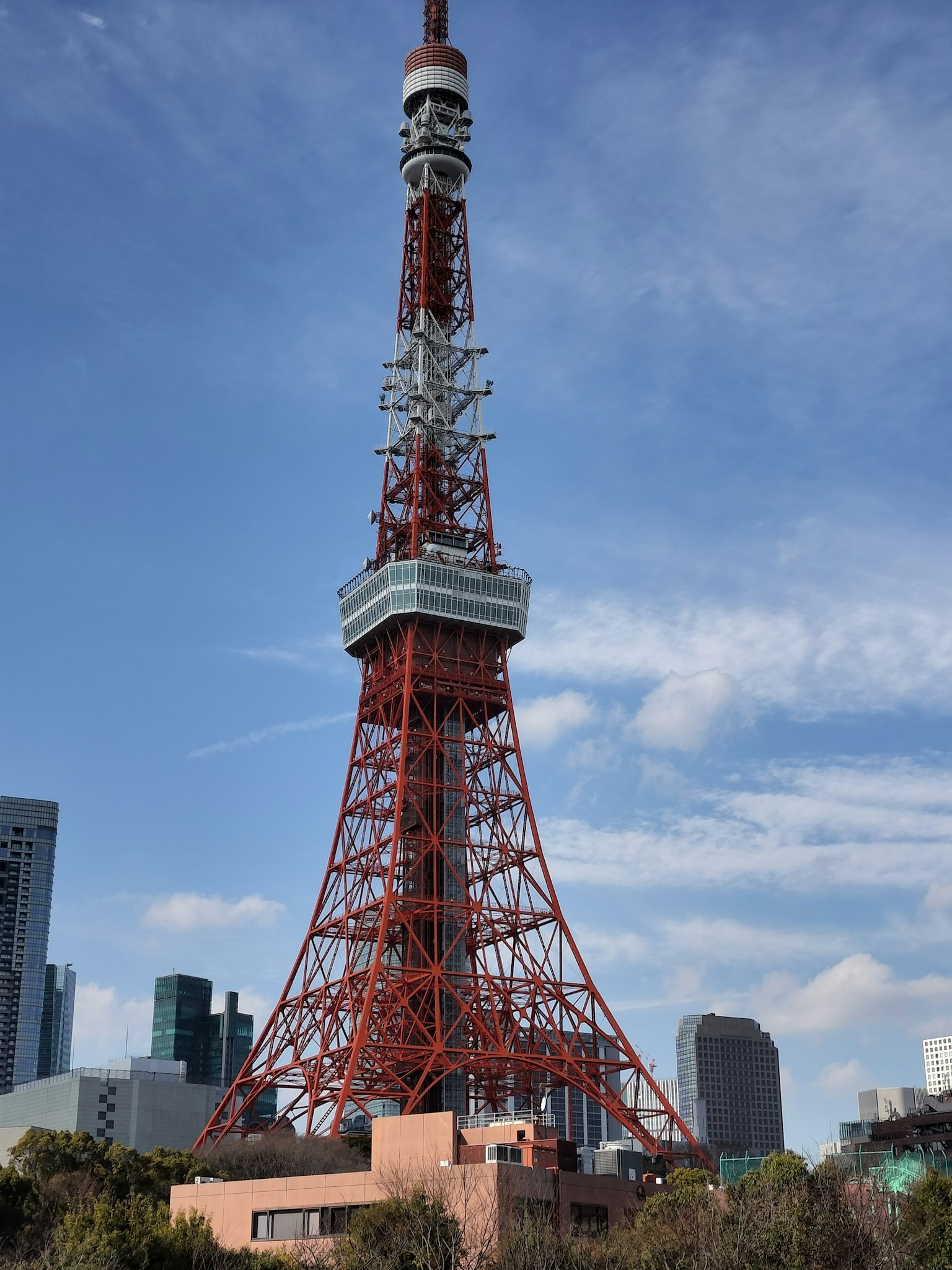 Tour de Tokyo avec une structure en acier rouge et un ciel bleu en arrière-plan