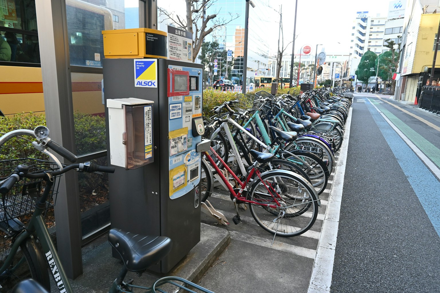 Area di sosta per biciclette con una macchina per il pagamento e più biciclette in fila