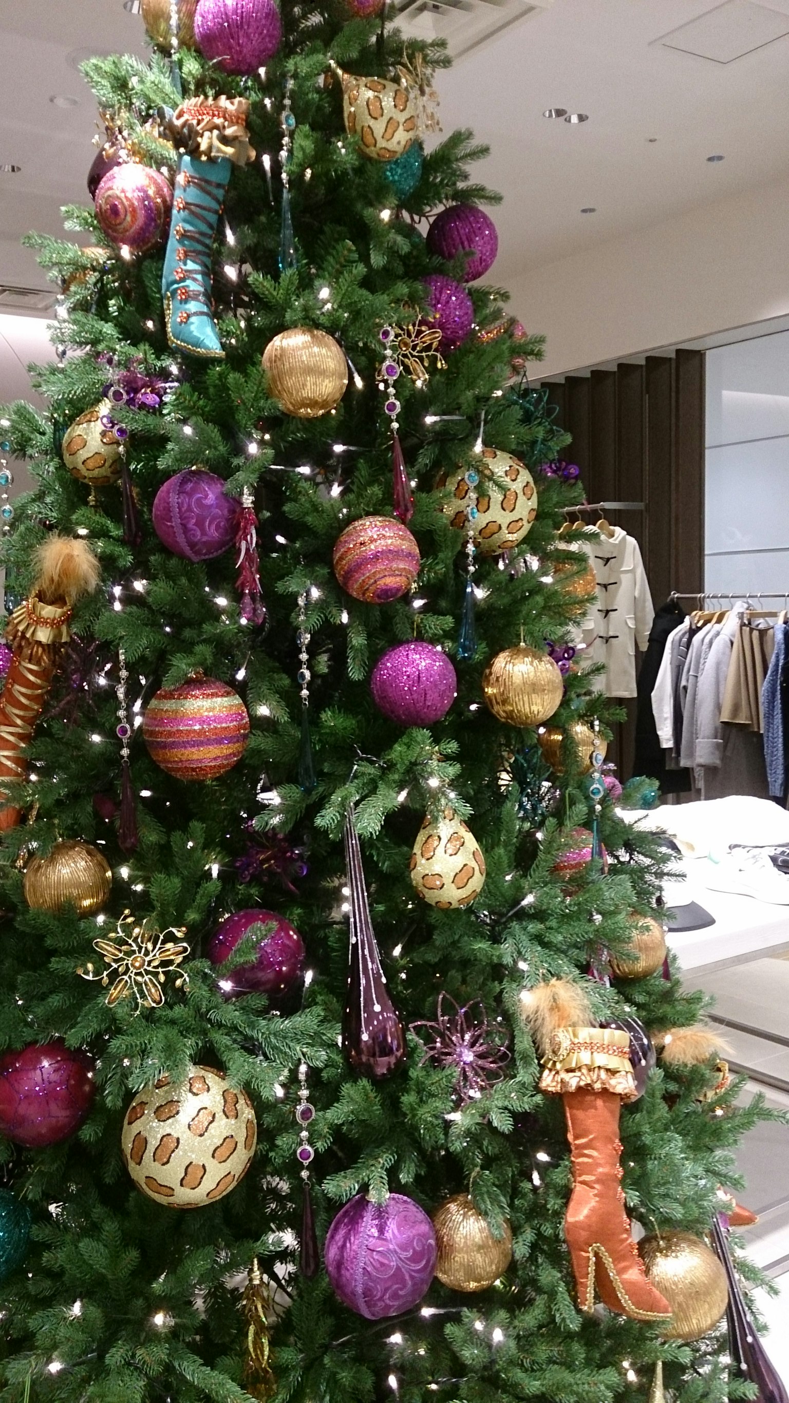 Ein bunter Weihnachtsbaum mit Ornamenten in einem Geschäft