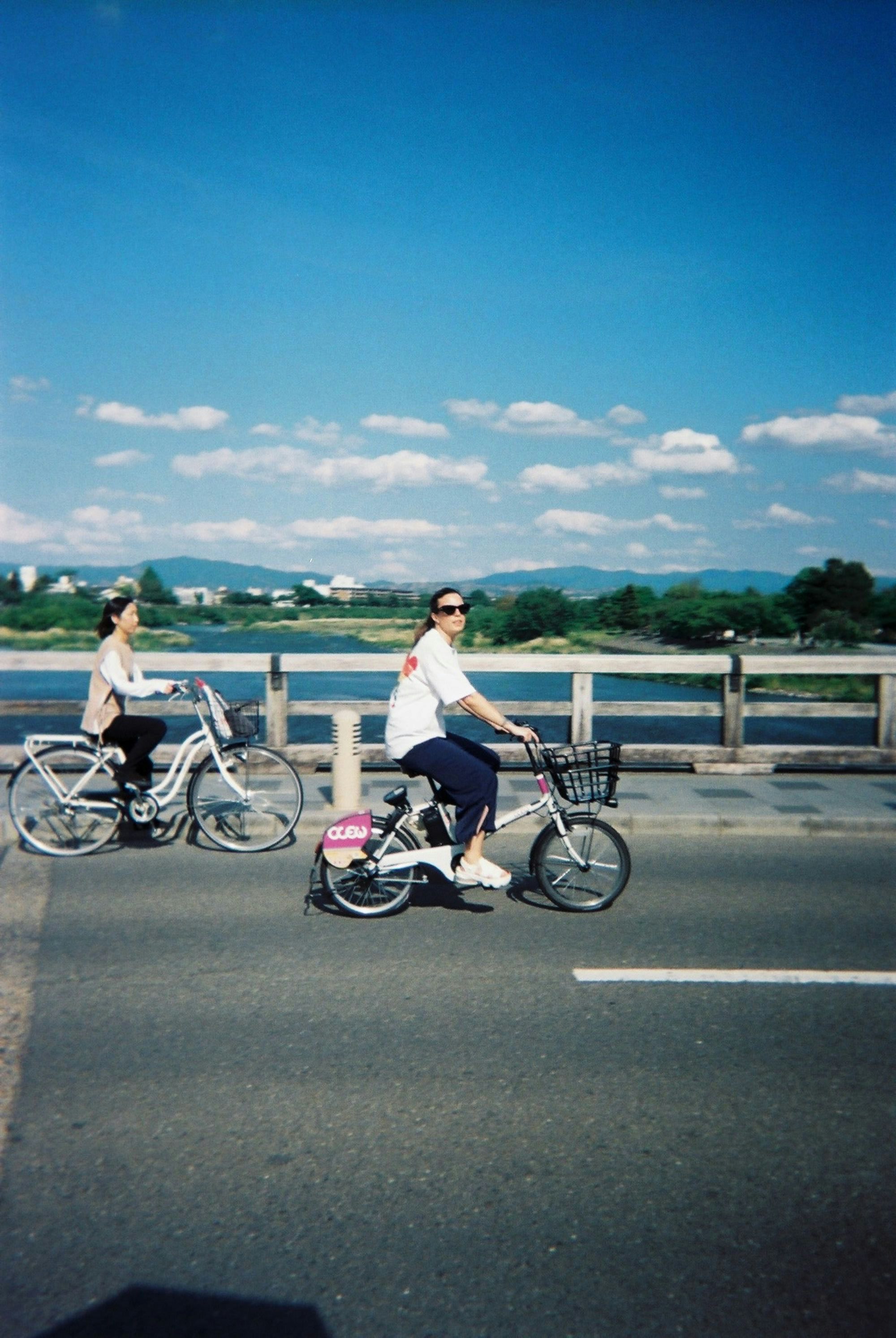 川沿いのサイクリングロードで並ぶ自転車