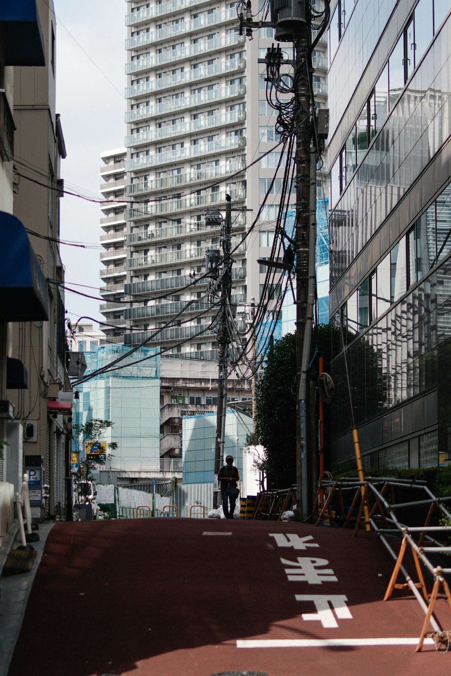 城市街道景觀，包含高層建築和電線杆
