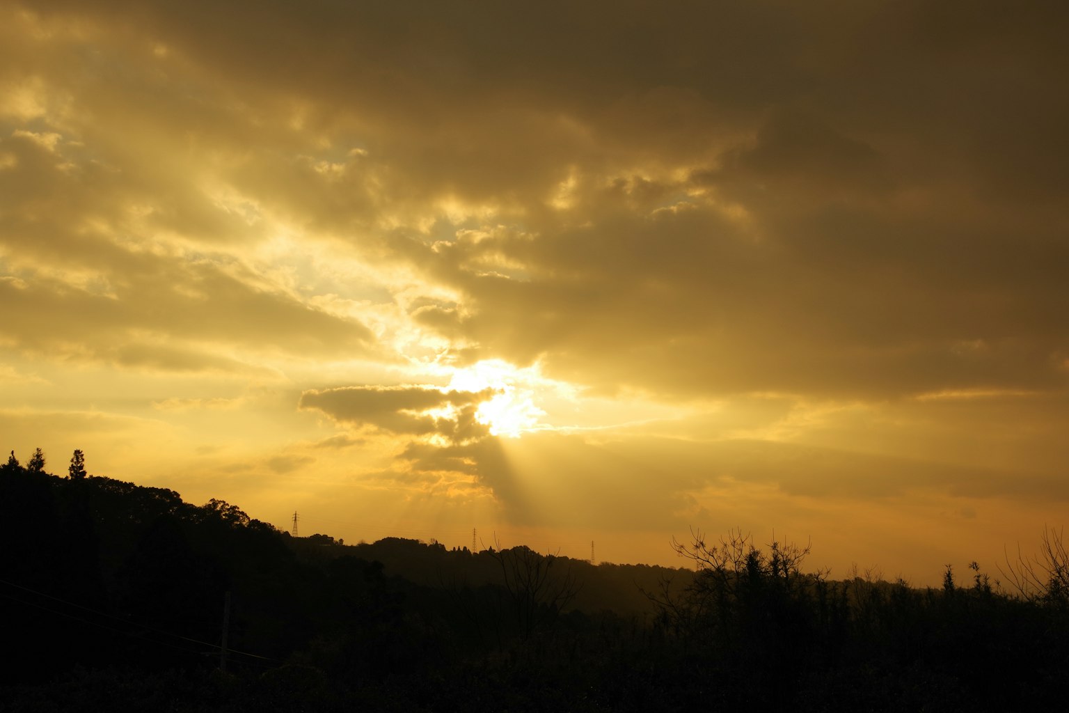 Rayos de sol al atardecer que atraviesan las nubes