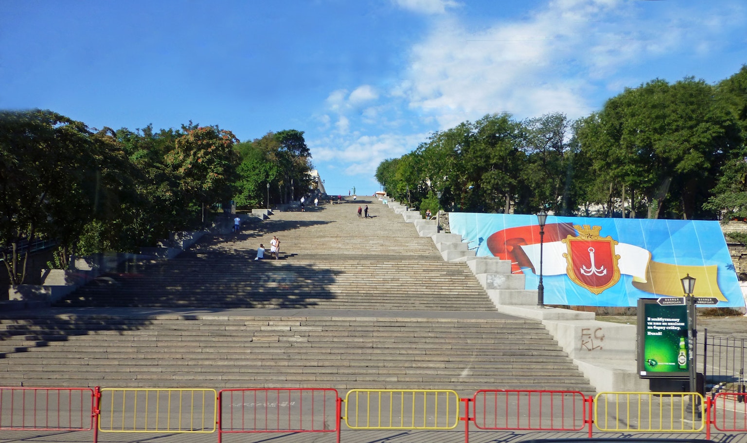 Vista del parco con scale e alberi verdi