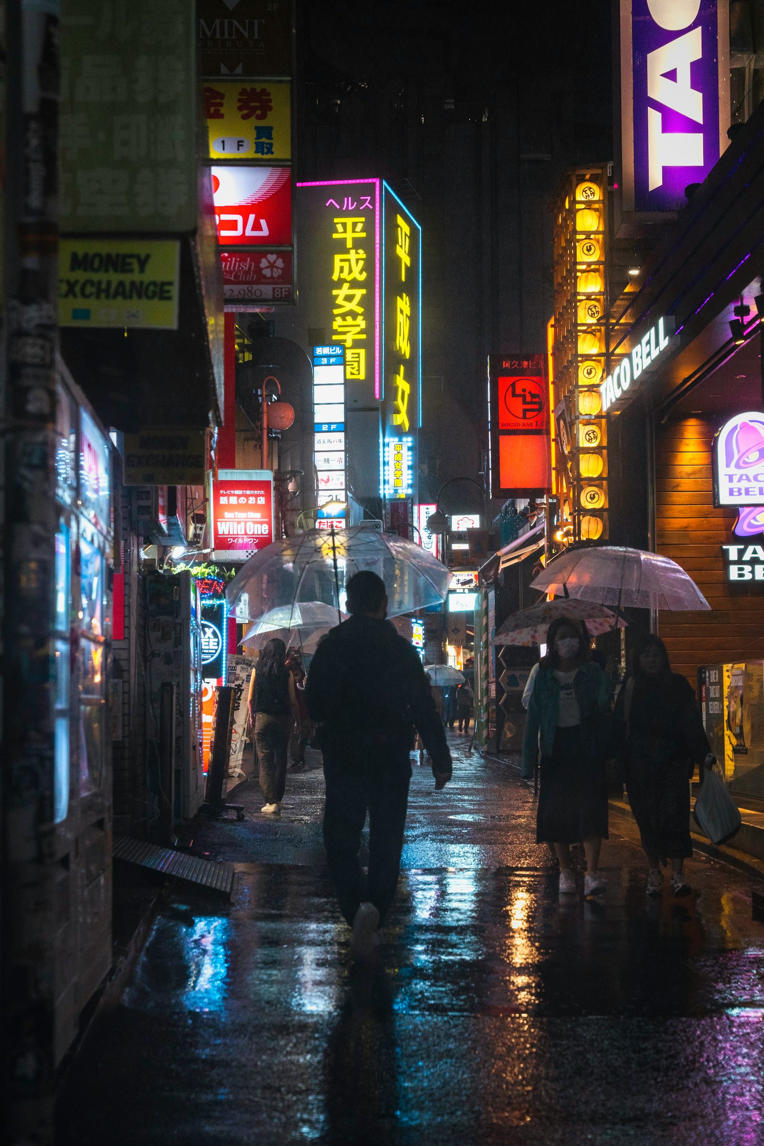 Scena di strada in città sotto la pioggia con persone che tengono ombrelli insegne al neon vivaci che illuminano l'ambiente