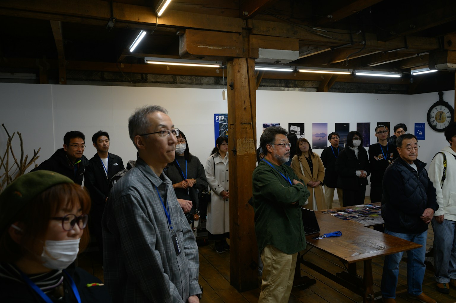 观众在木梁室内观看展览