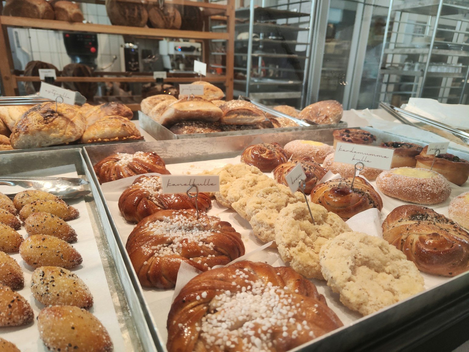 Esposizione di pasticceria appena sfornata con una varietà di prodotti da forno