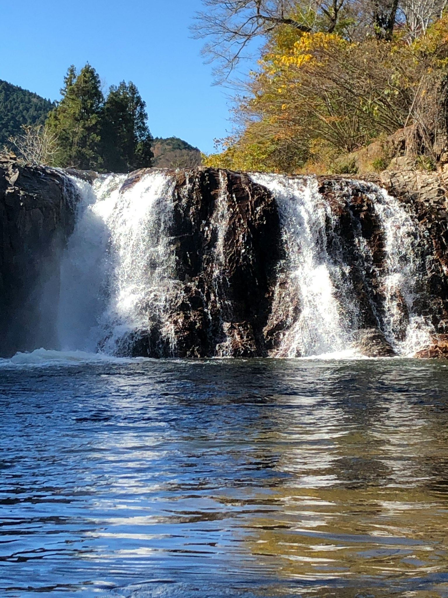 Bella cascata che scorre in una piscina serena