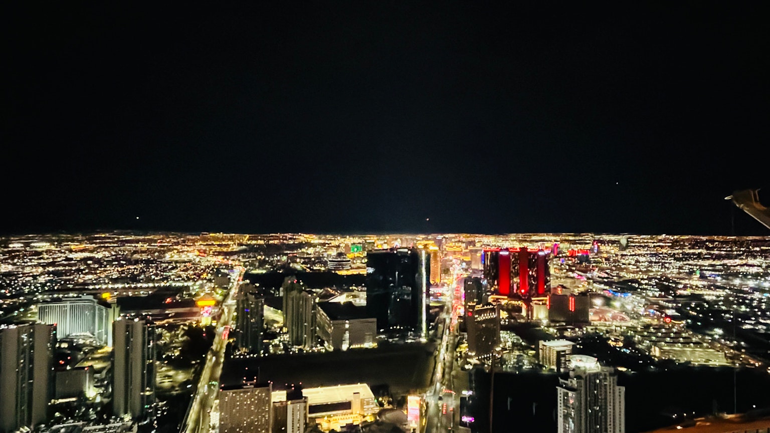 夜景城市风光，闪烁的摩天大楼