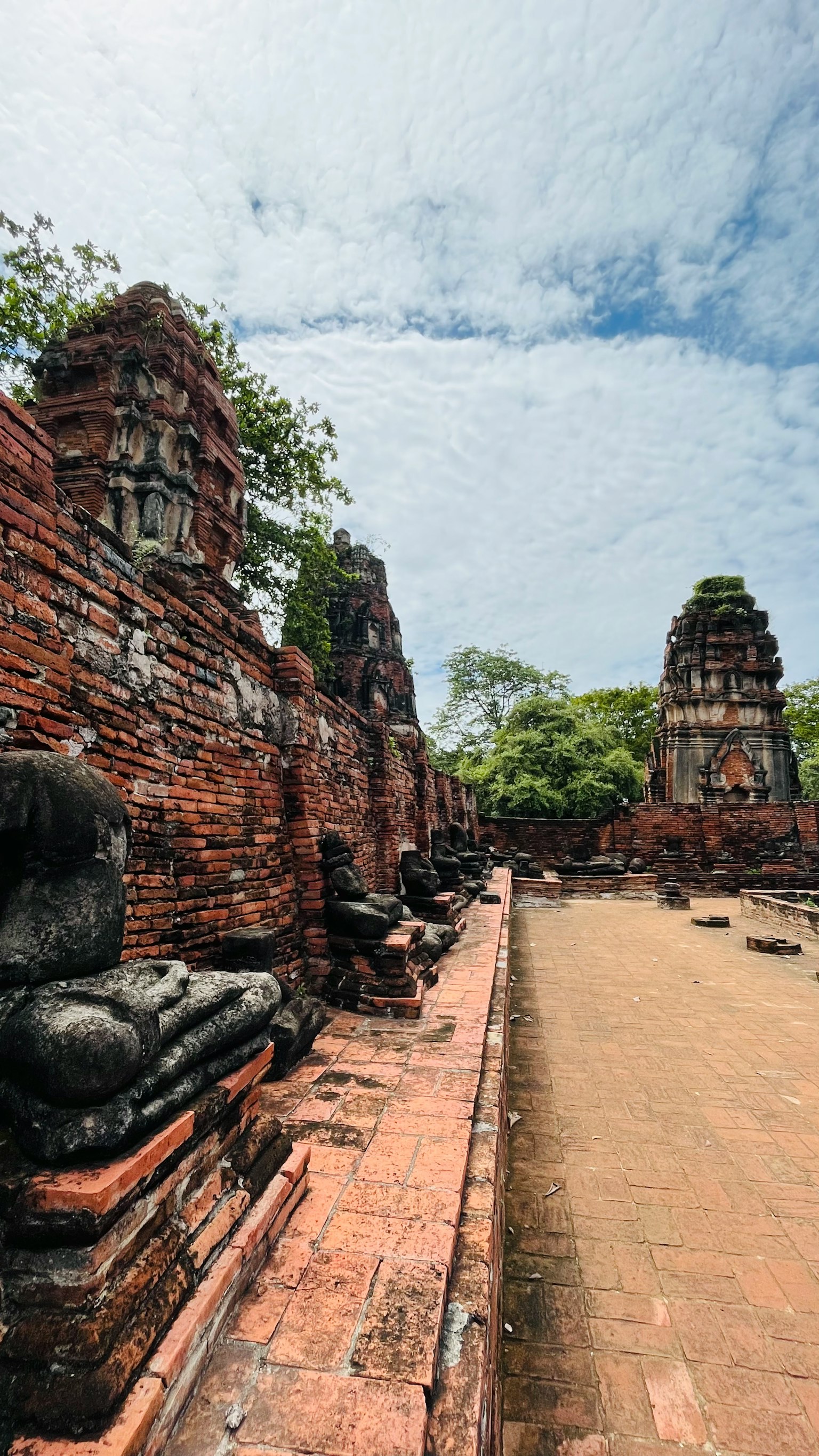 古代寺廟遺址，坐著的佛像和郁郁蔥蔥的綠樹
