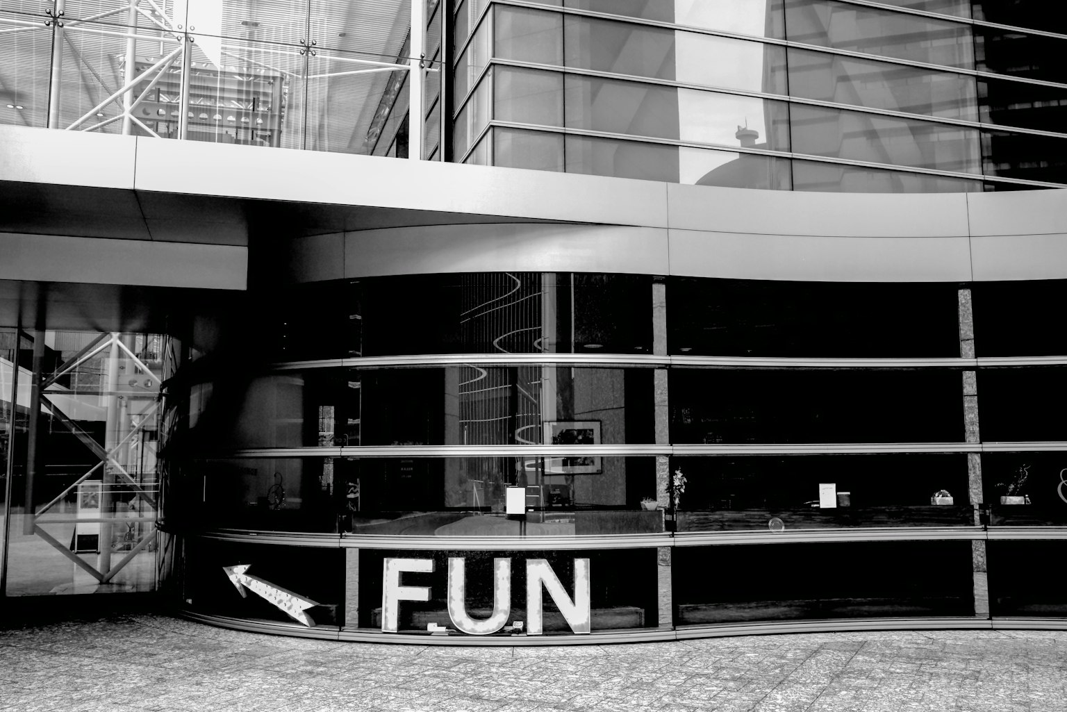 现代建筑外观，带有一个大标志写着FUN