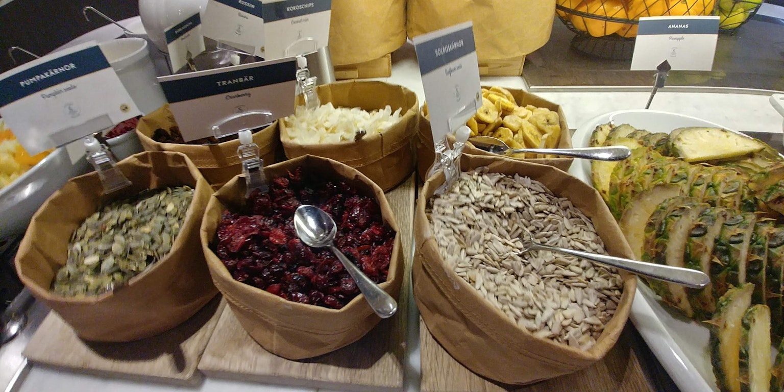 Bàn buffet với nhiều loại hạt và trái cây khô