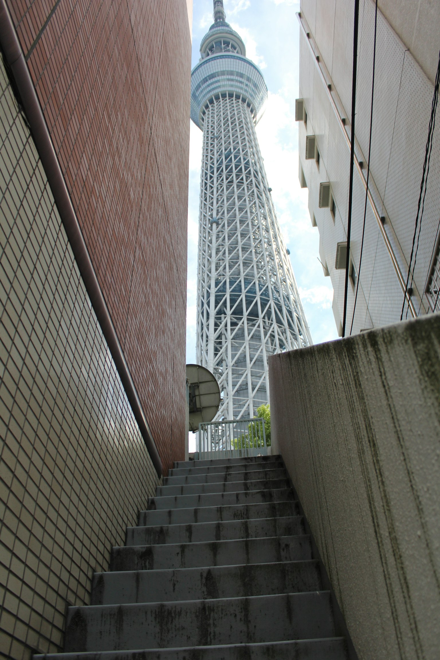 Blick auf die Tokyo Skytree von einer Treppe