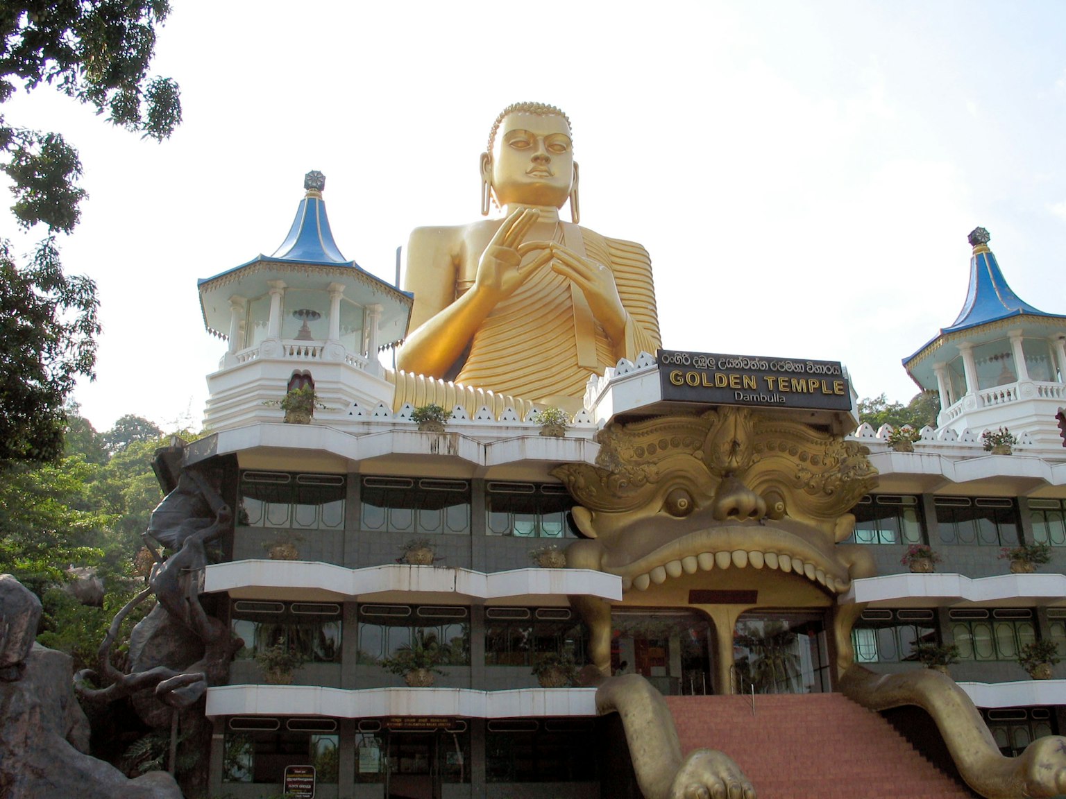 外观寺庙，特色大型金色佛像