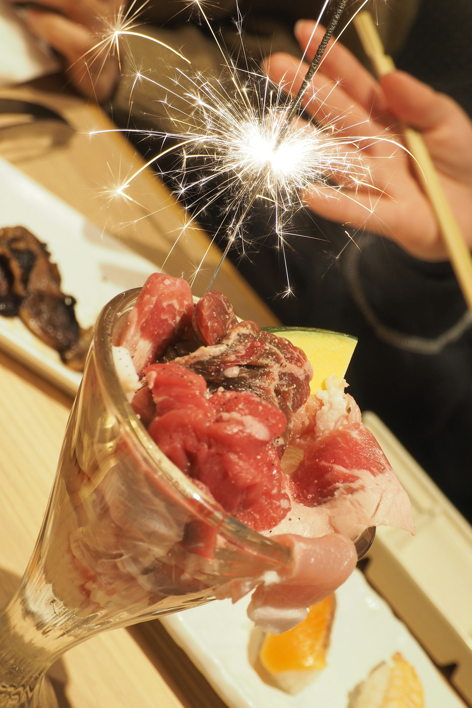 Cangkir pencuci mulut dengan daging dihiasi kembang api