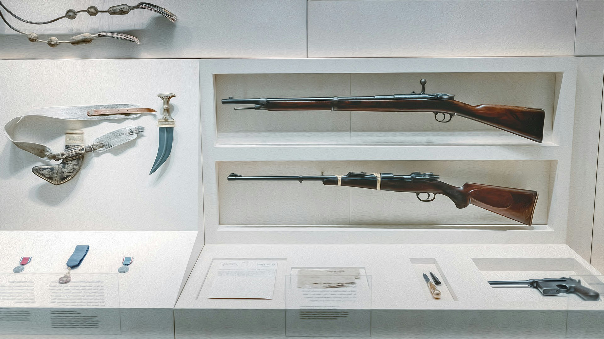 銃器の展示ケースに並ぶライフルとピストルのコレクション
