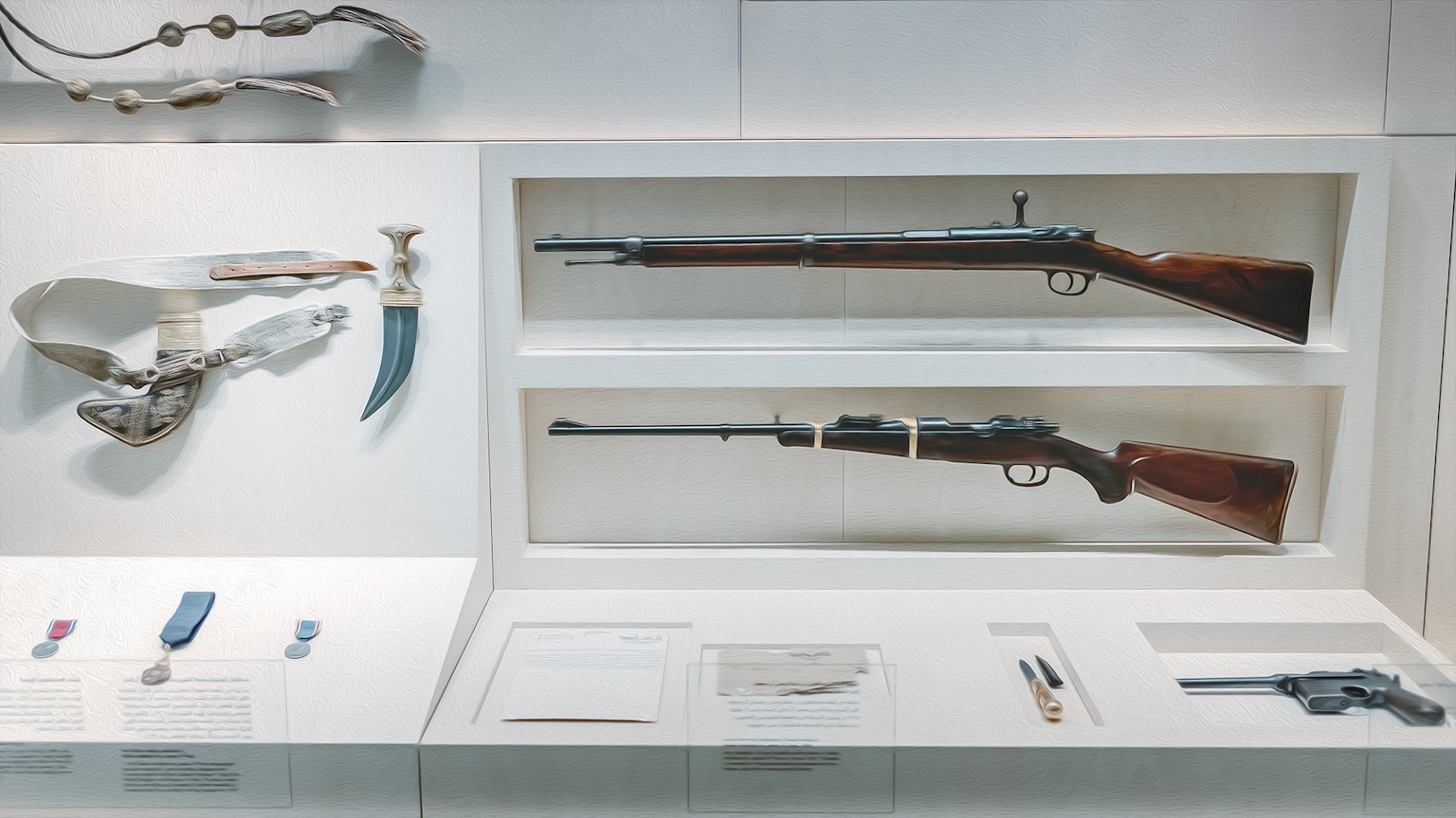 Immagine di una collezione di armi e strumenti in mostra