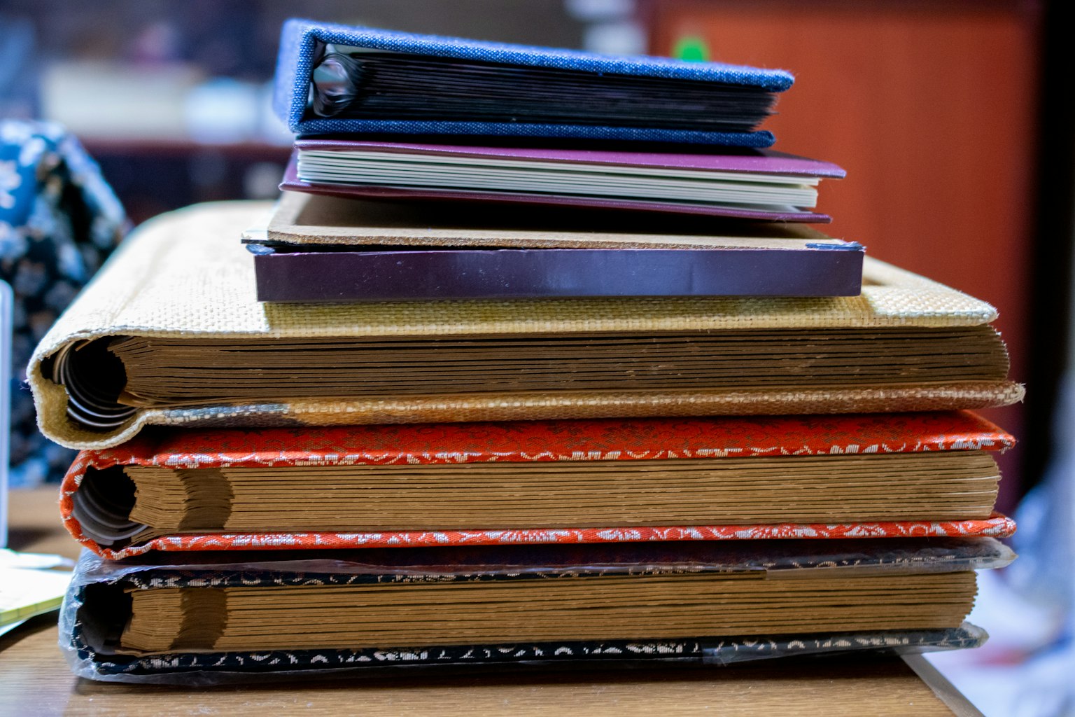 깔끔하게 배열된 다채로운 노트와 책의 더미