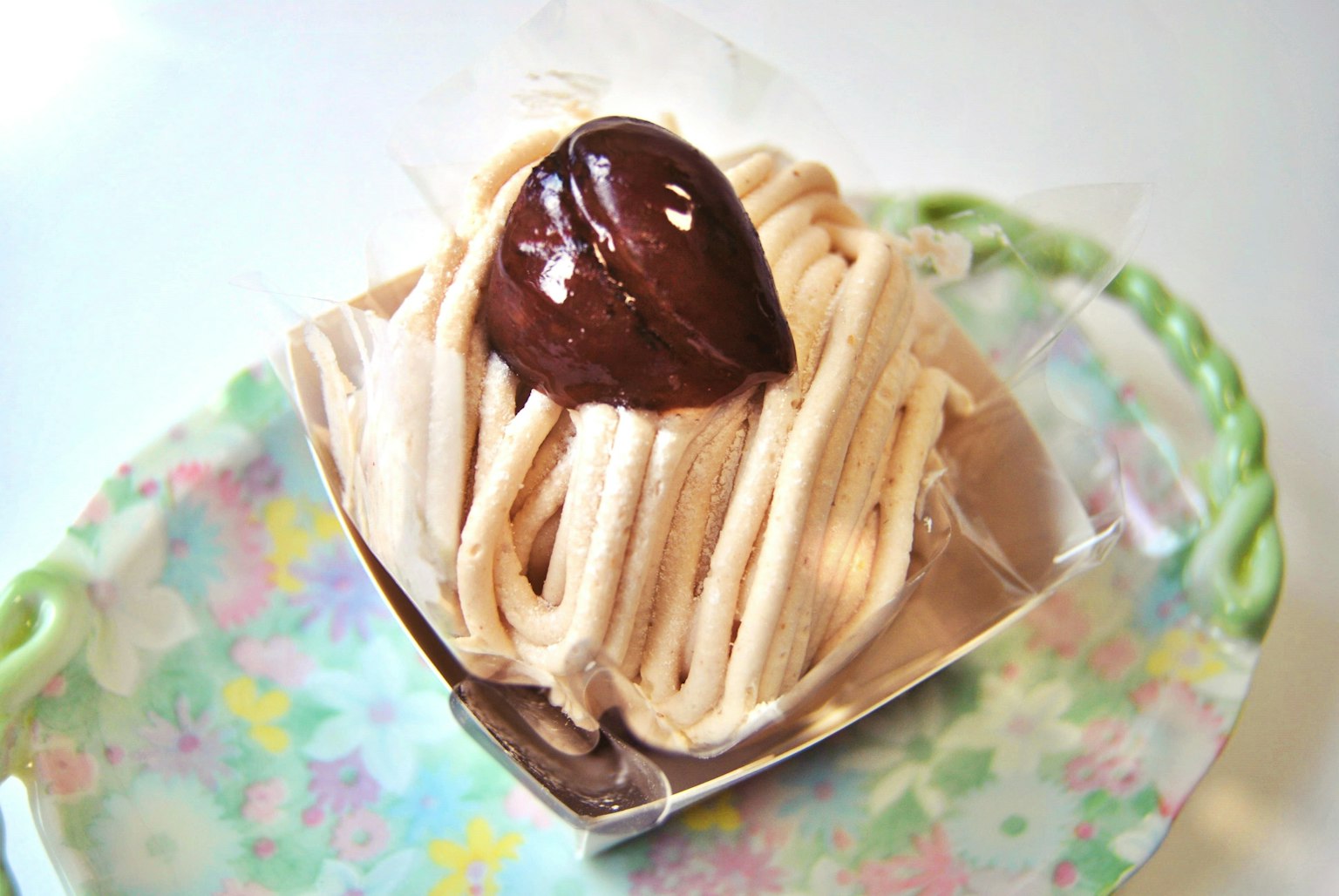 ของหวานมงบลังค์อร่อยที่มีท็อปปิ้งช็อกโกแลต