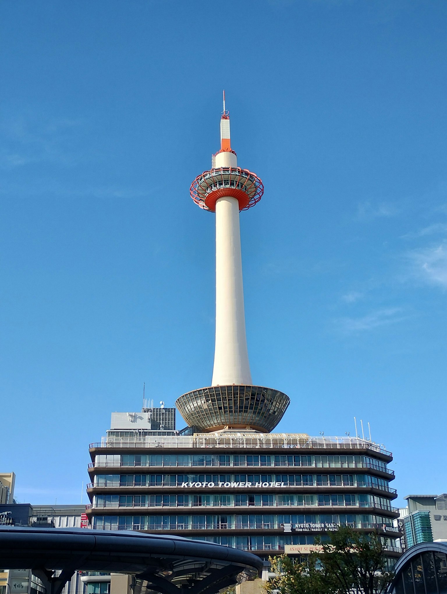 Menara Kyoto di bawah langit biru yang cerah