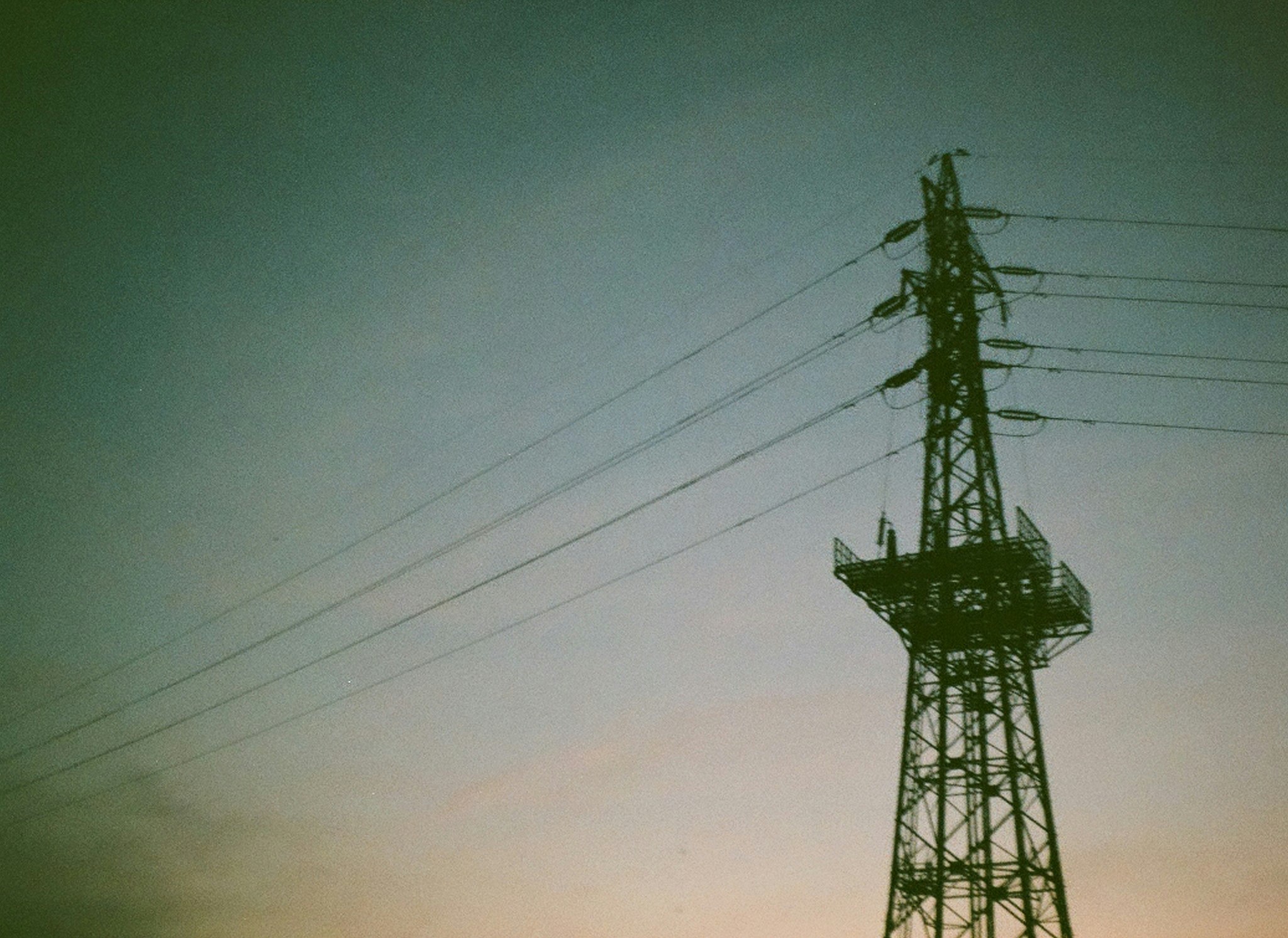 暮色天空下的輸電鐵塔