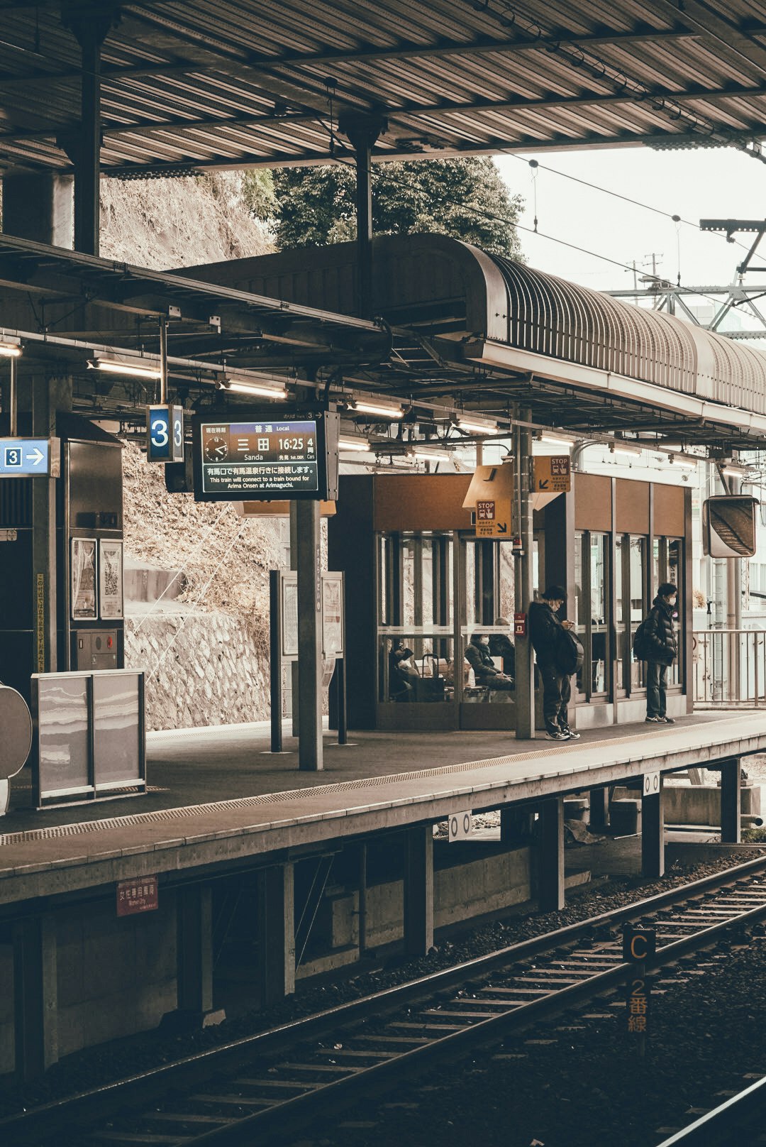 ein Zug steht auf dem Bahnsteig des Bahnhofs Suzuran-dai
