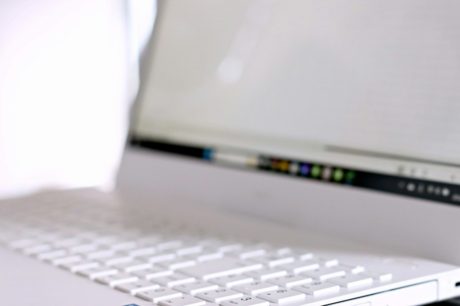 Primo piano di una tastiera bianca su un laptop