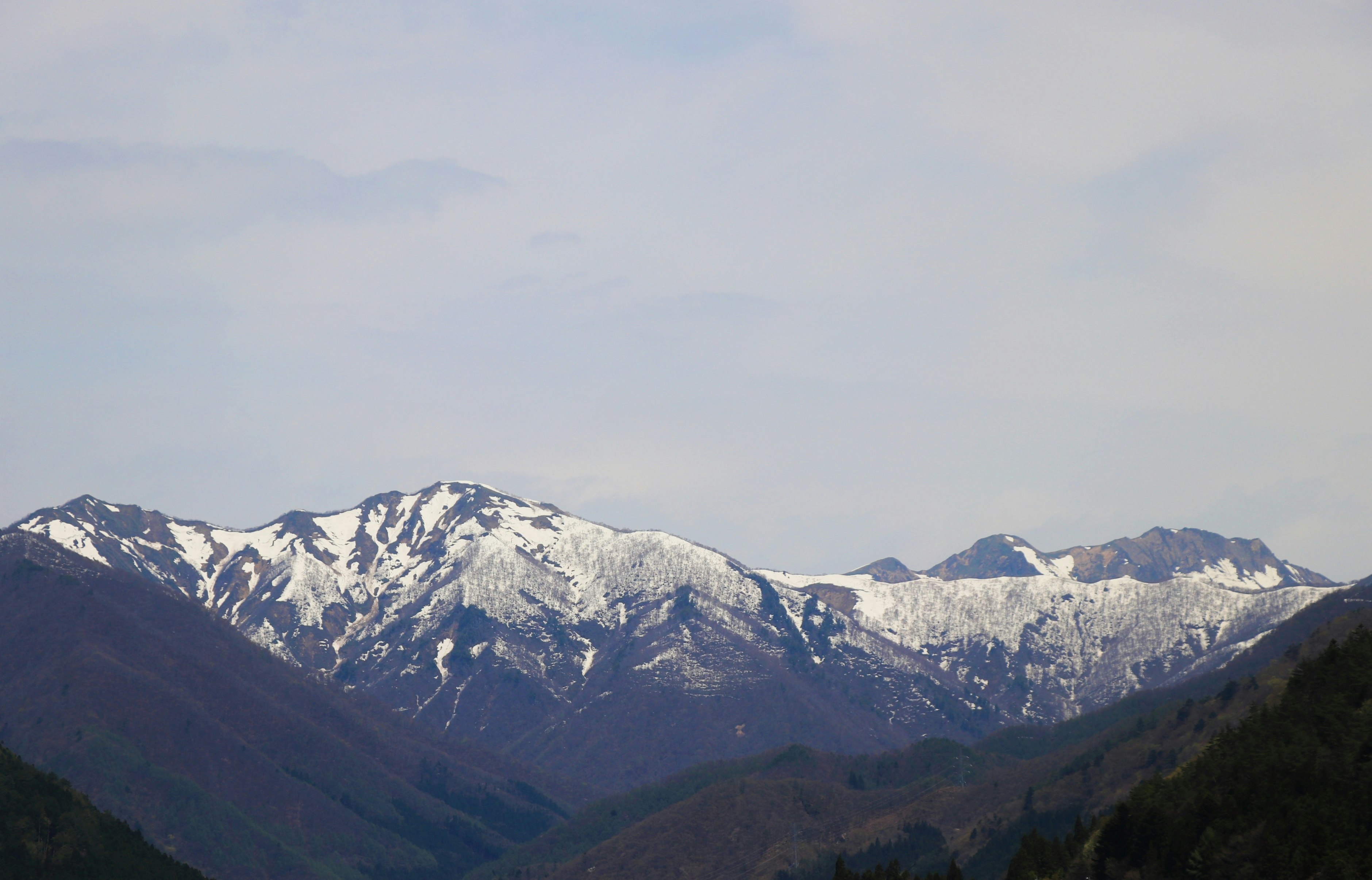 paysage de crêtes montagneuses enneigées