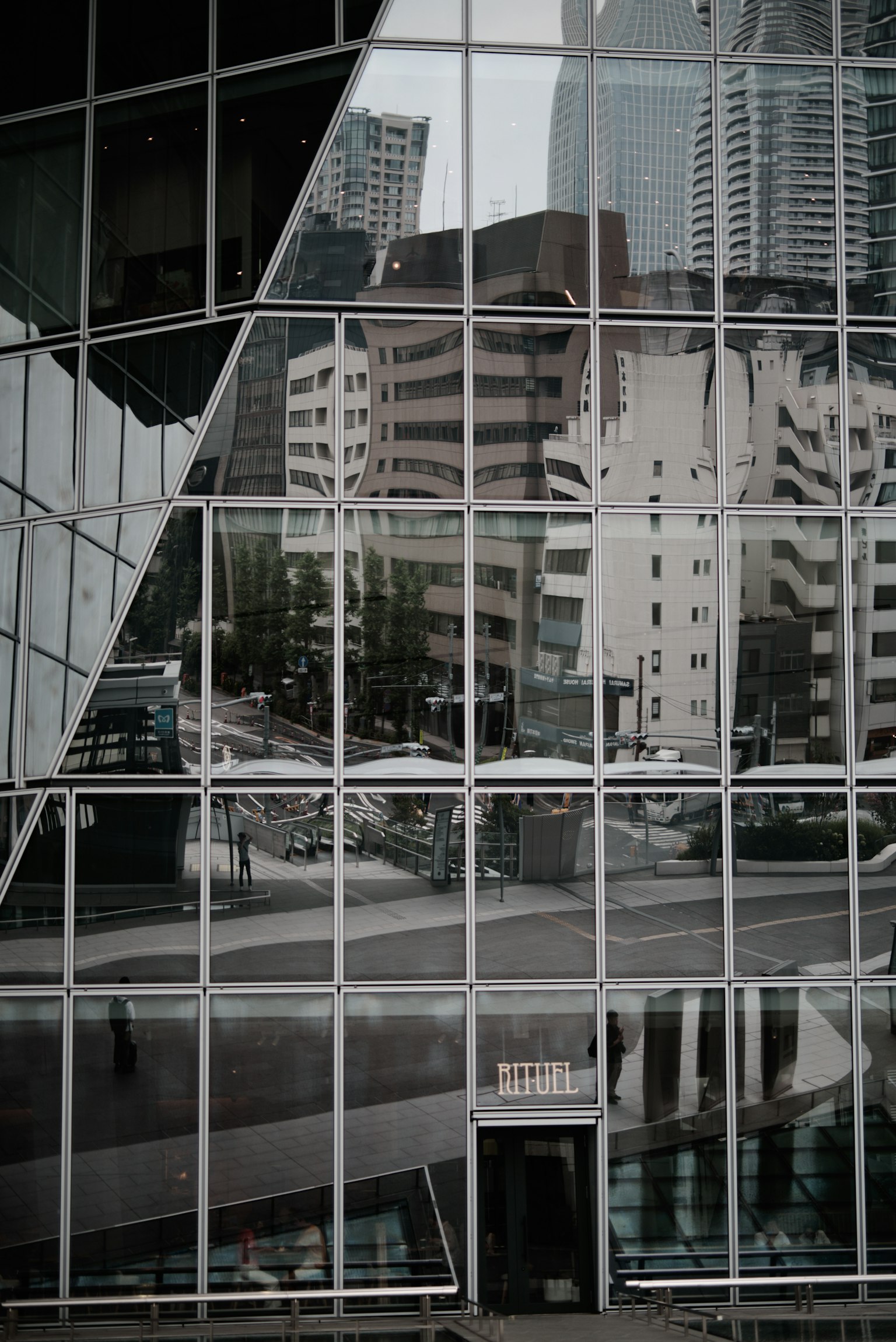 城市景观和建筑物在玻璃外立面上的倒影
