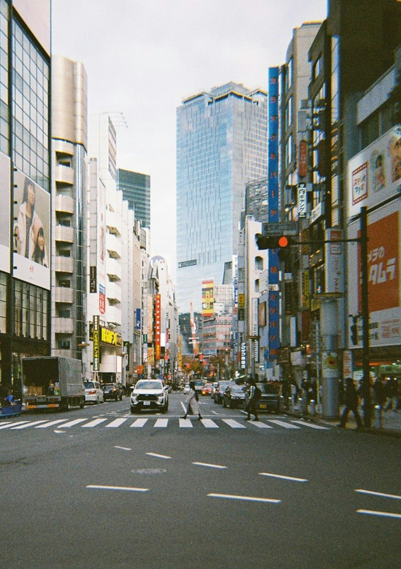 城市交叉口有高楼和车辆