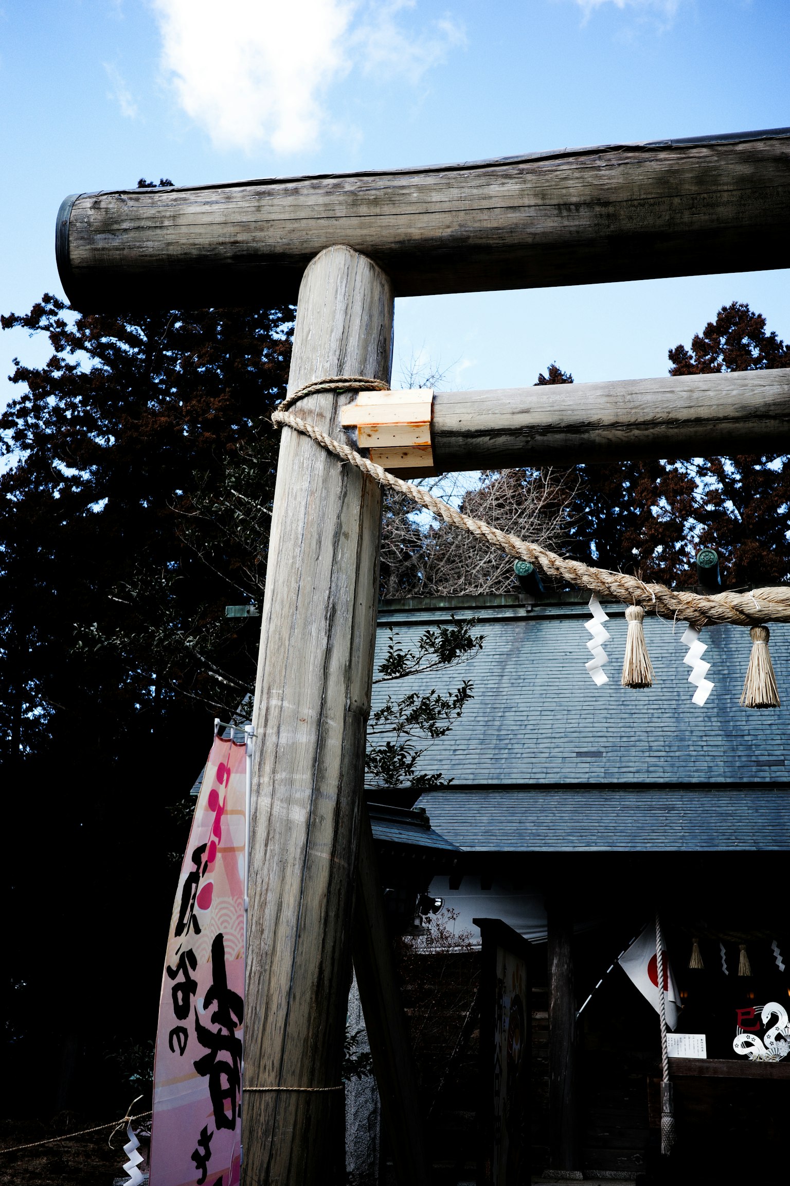 神社鸟居和注连绳的详细视图
