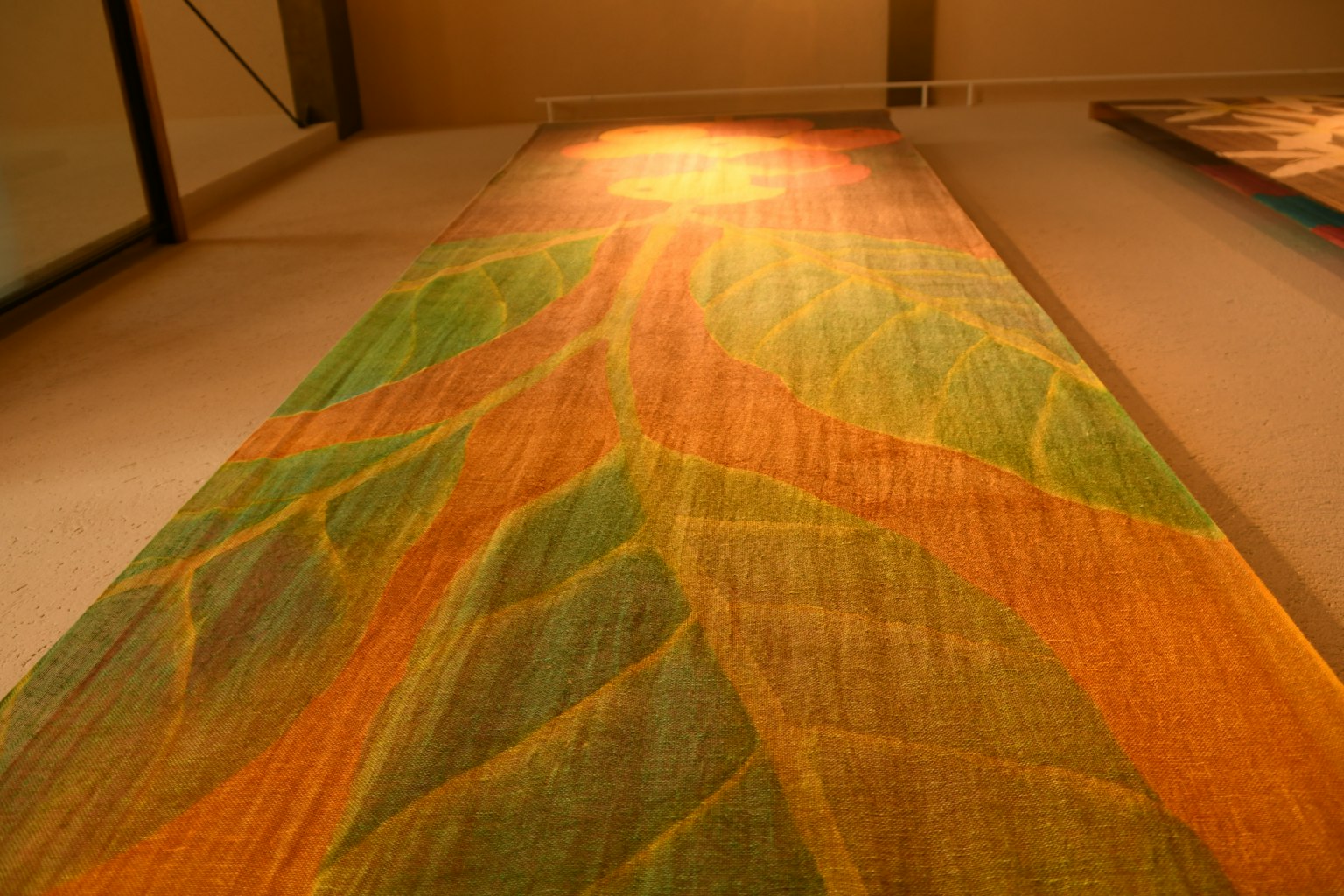 Kunstwerk mit grünen und orangefarbenen Blättern