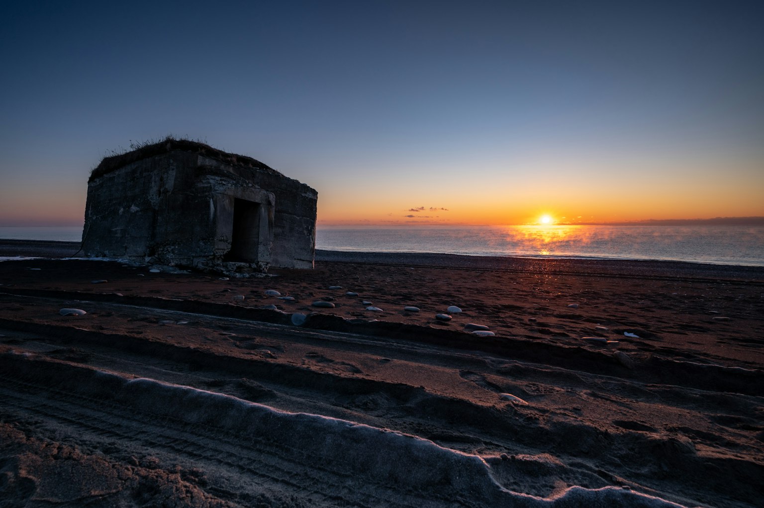 Edificio in rovina sulla spiaggia con un bellissimo tramonto