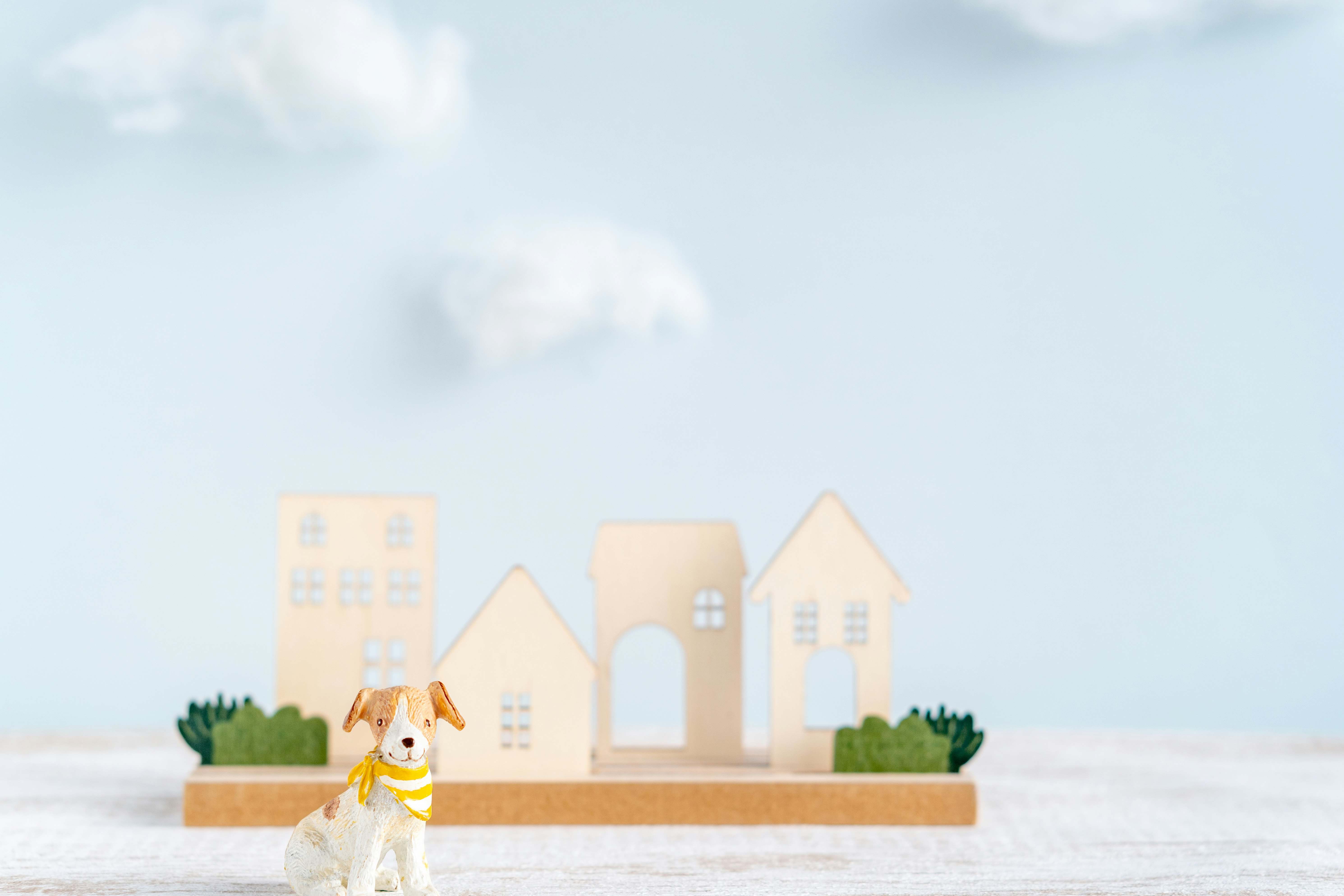 犬の置物と家のオブジェが並ぶミニチュアの情景