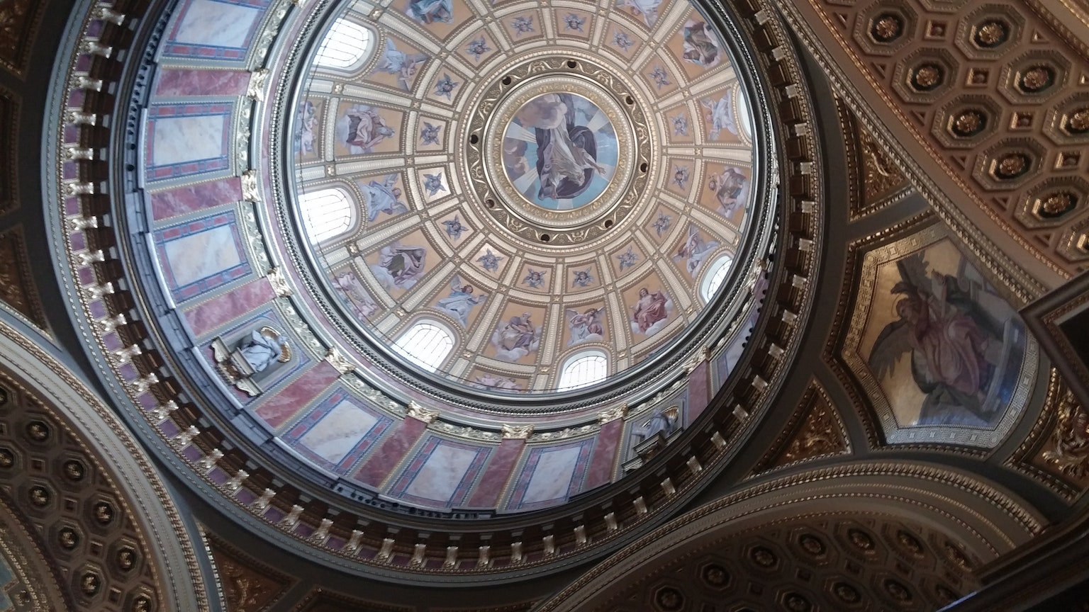 Vista interna di una cupola splendidamente decorata