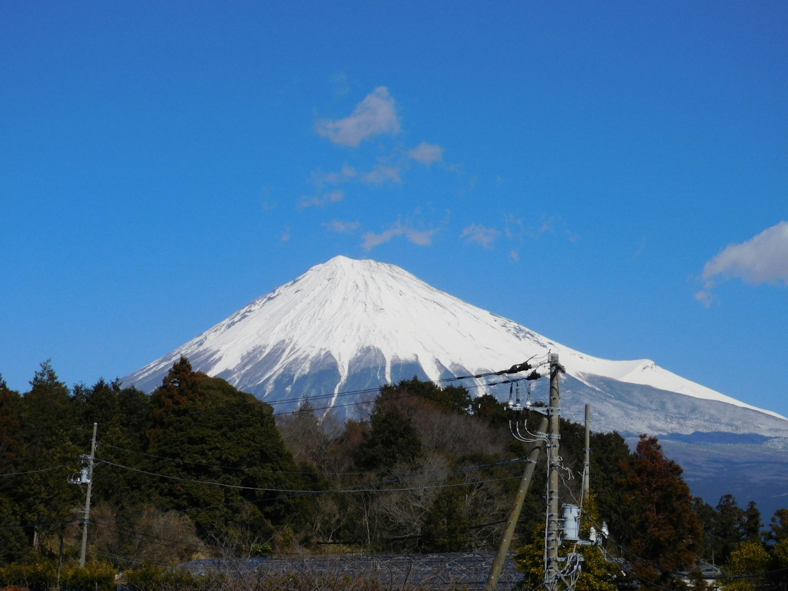雪覆盖的富士山在晴朗的蓝天下