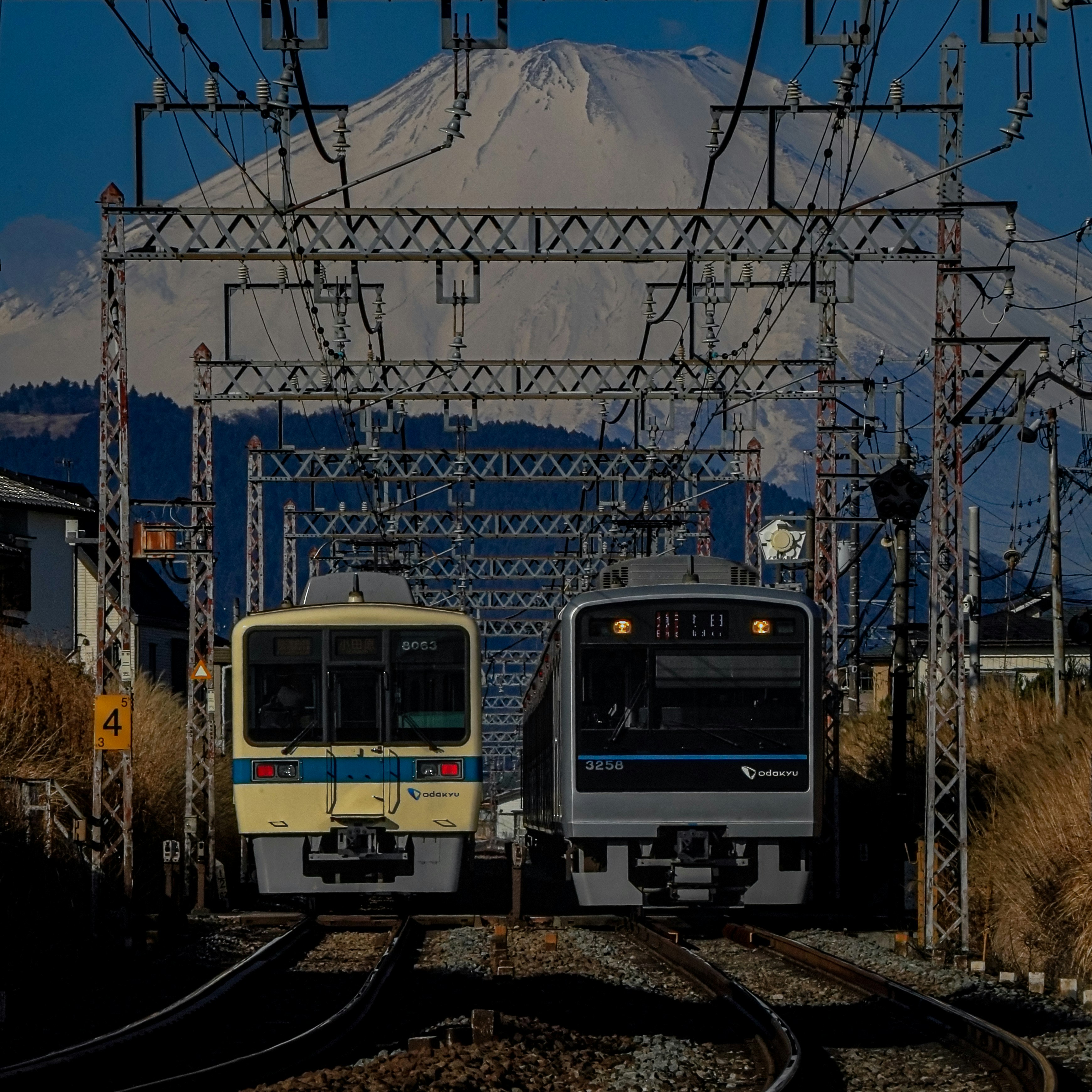 Züge der Odakyu-Linie mit dem Mount Fuji im Winter