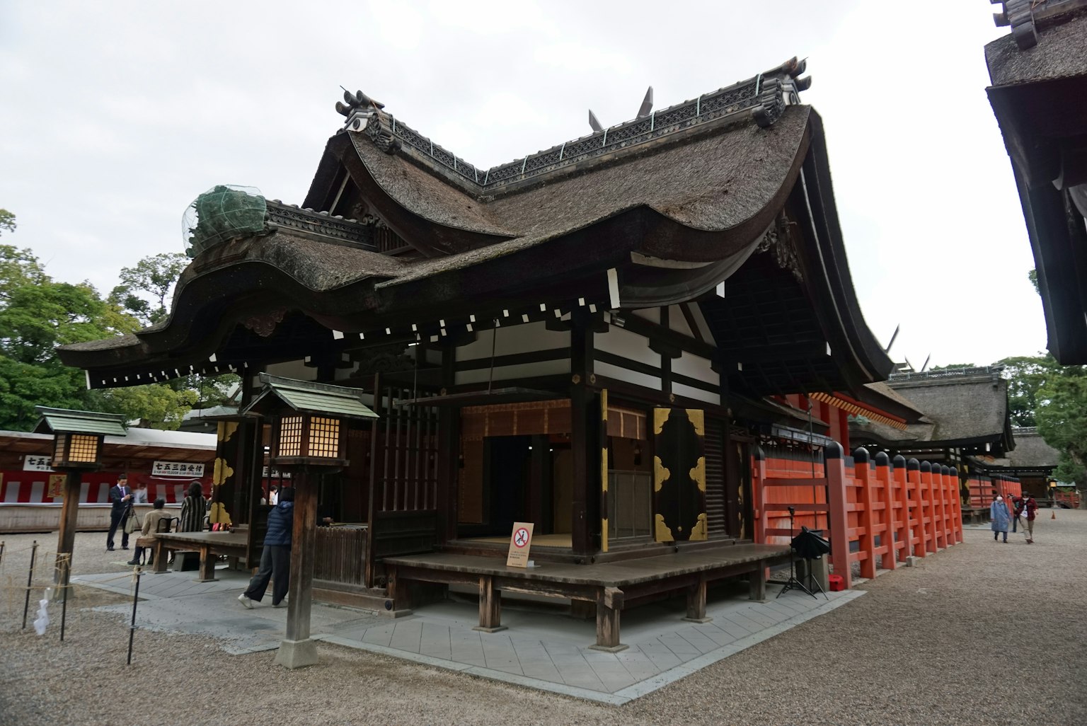 Traditionelles japanisches Schreinbau mit Strohdach Holzstruktur umgeben von Grün