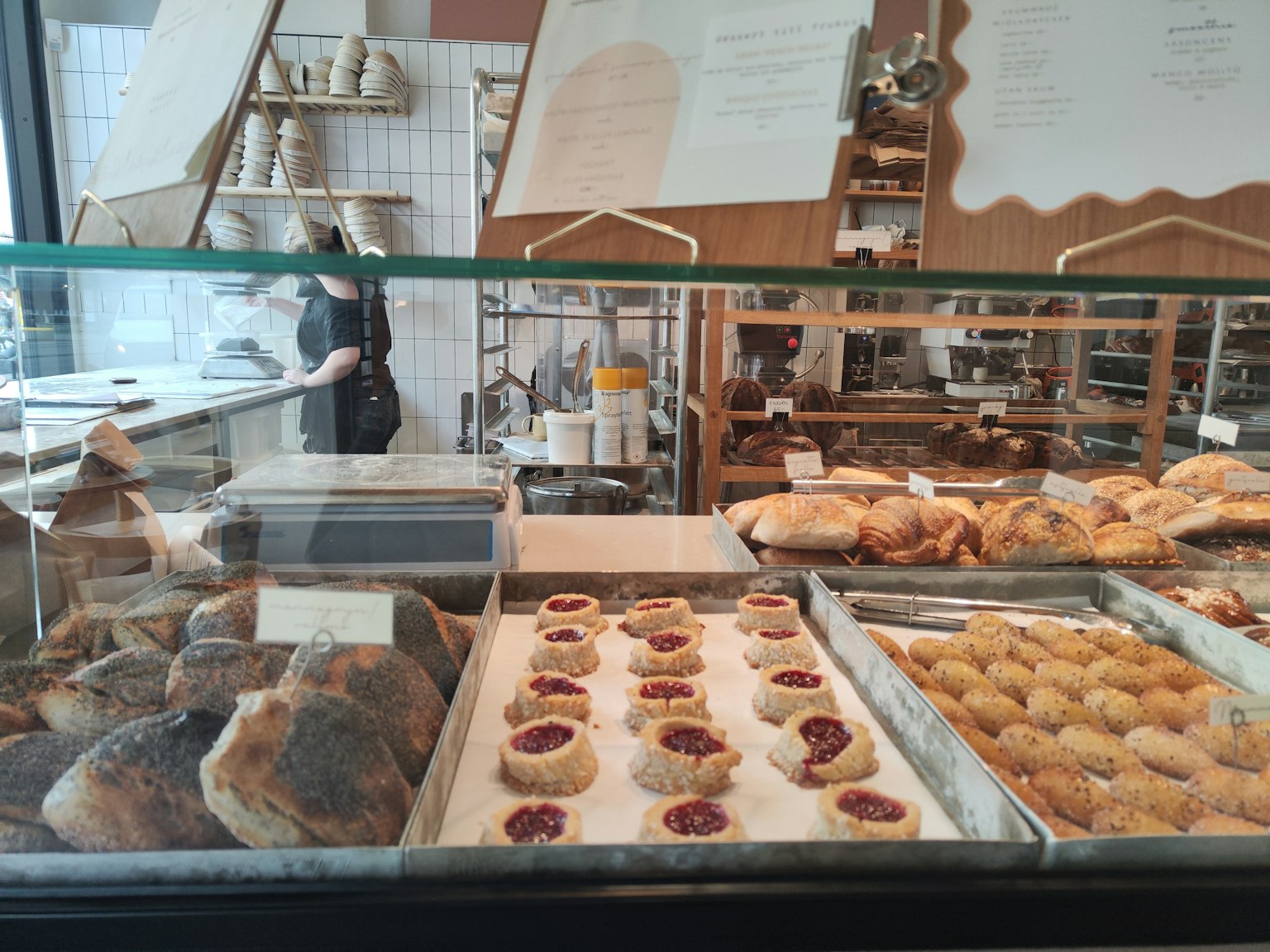 Vetrina di panetteria con una varietà di dolci e pane deliziosi