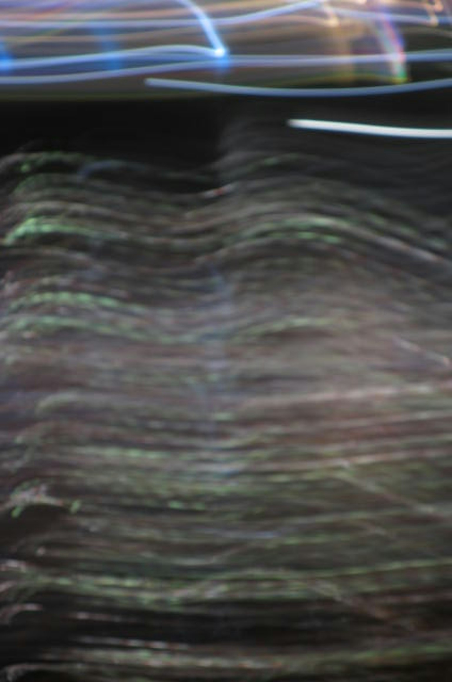 Immagine astratta con linee di luce fluente e motivi colorati