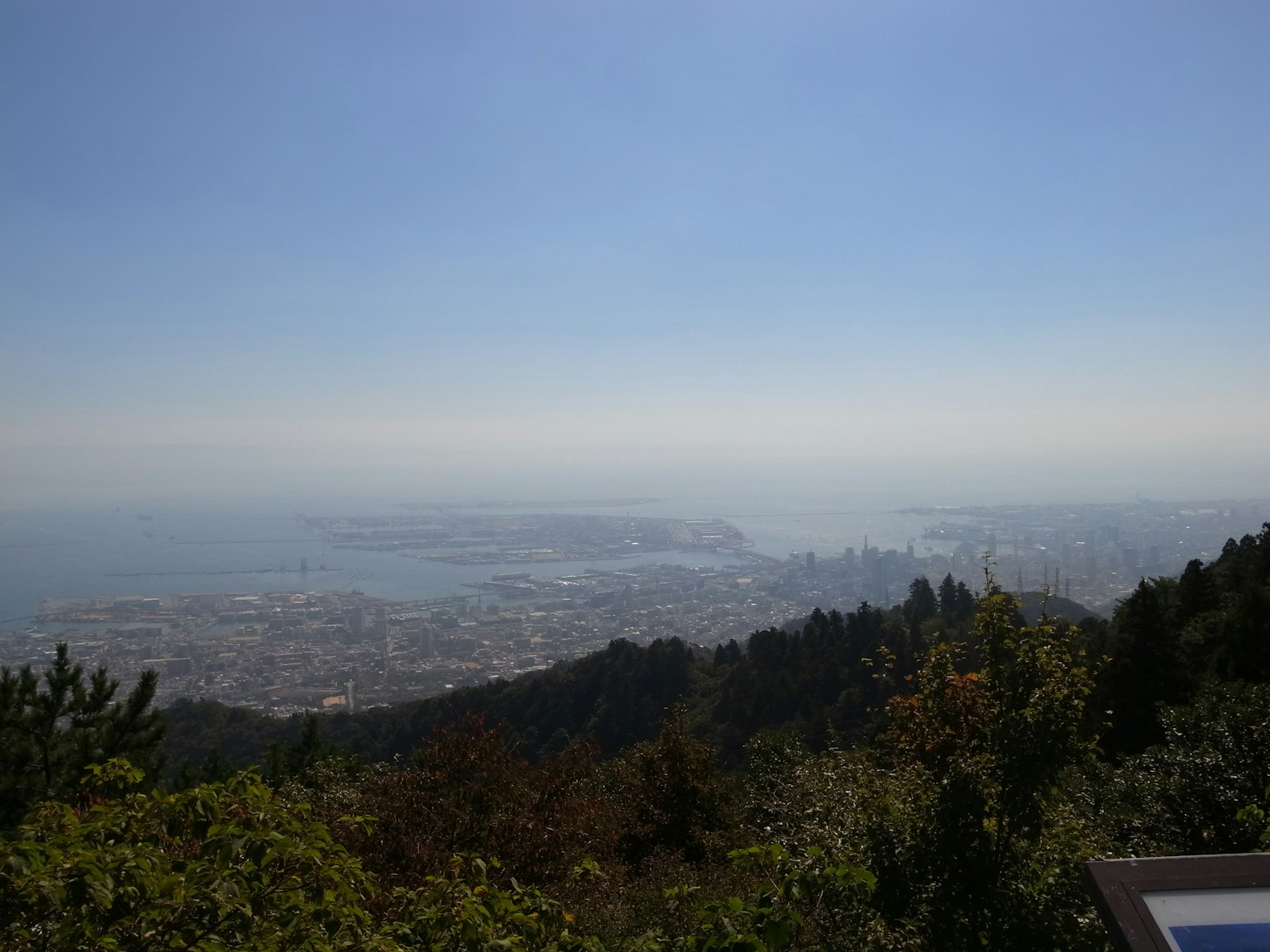 Vista sul mare e sulla città da un punto panoramico