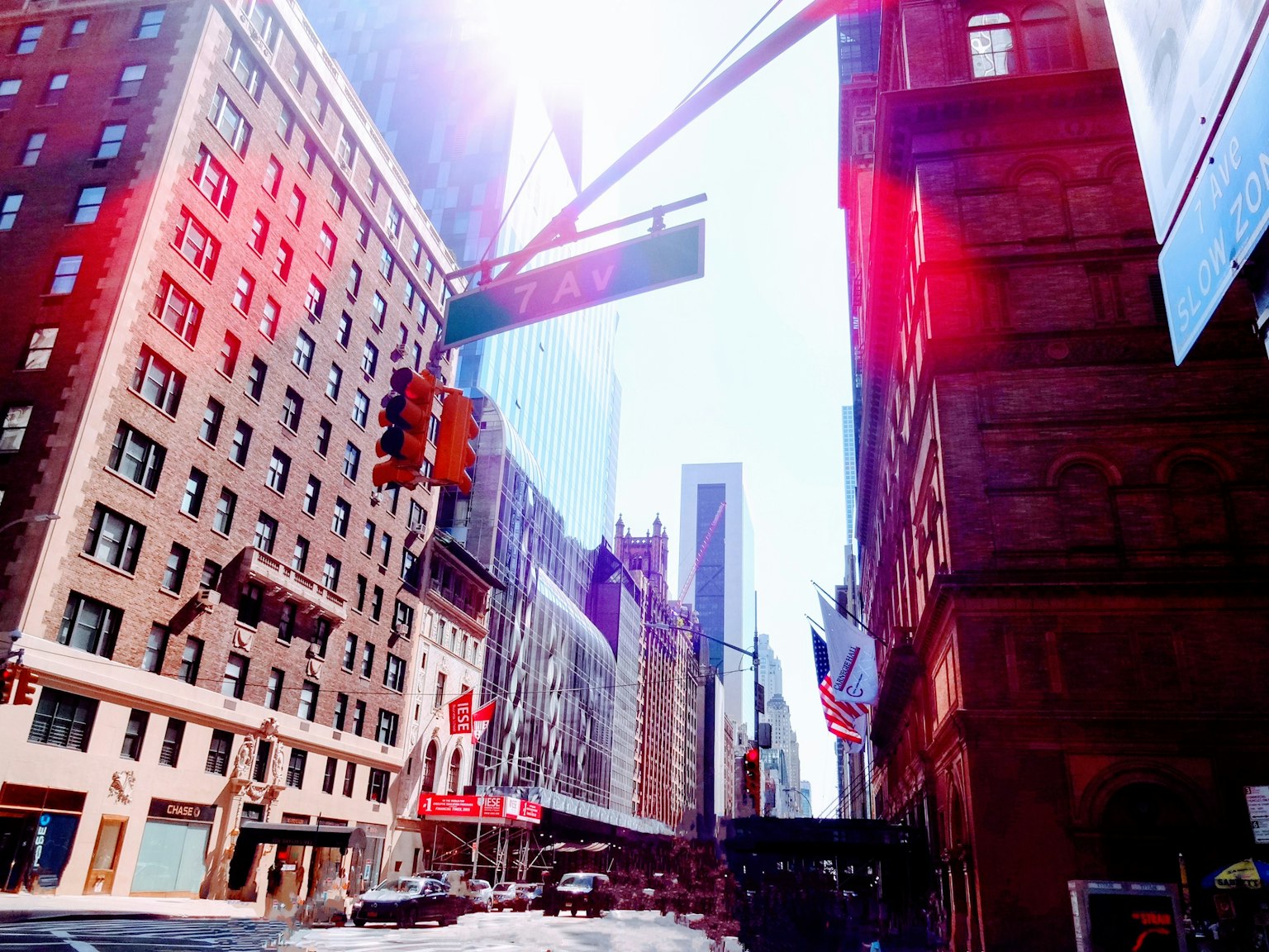 Calle de Nueva York con edificios altos bajo la luz brillante del sol
