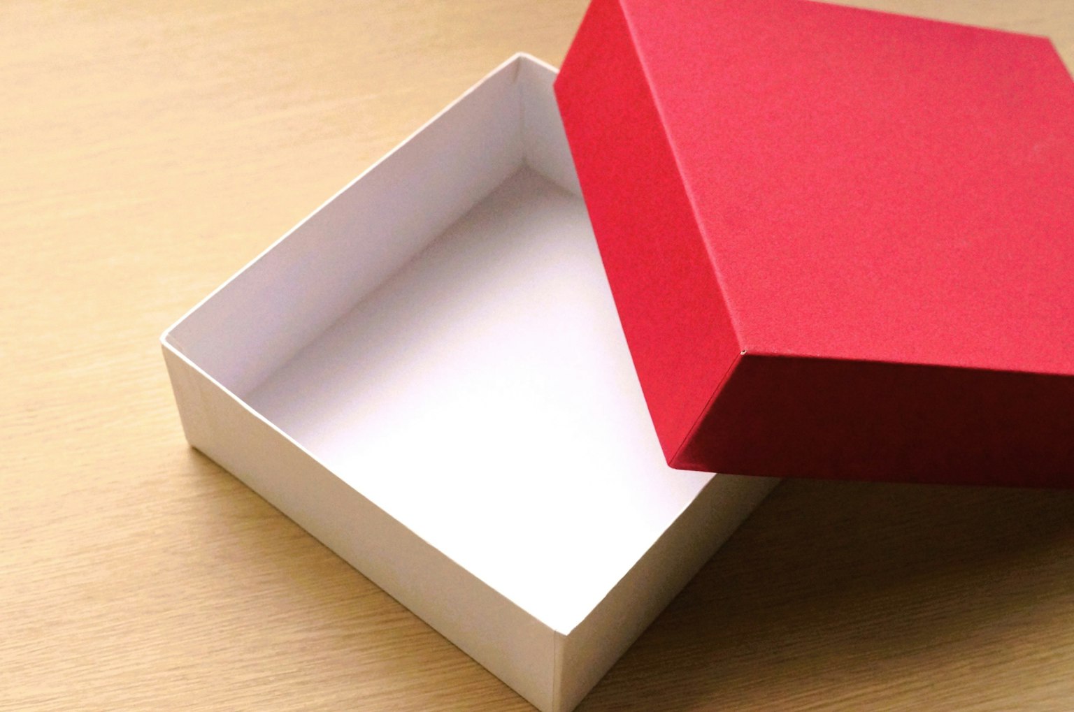Imagen de una caja blanca con tapa roja