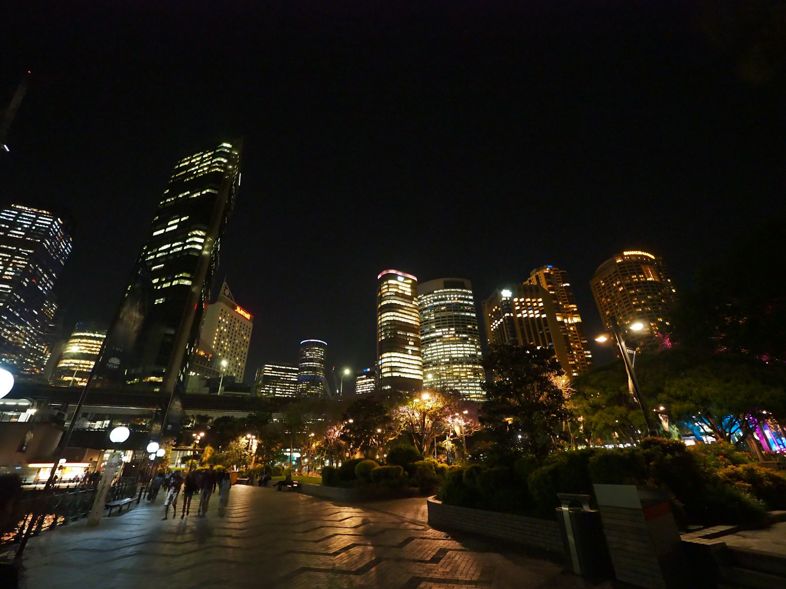 夜晚城市景观，摩天大楼与璀璨灯光