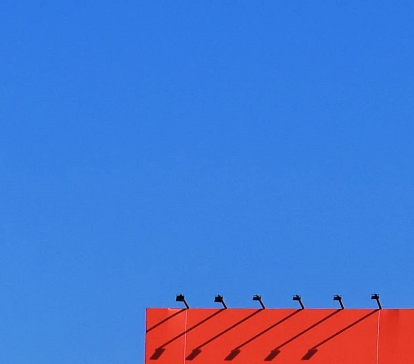 Mái đỏ có ăng-ten dưới bầu trời xanh