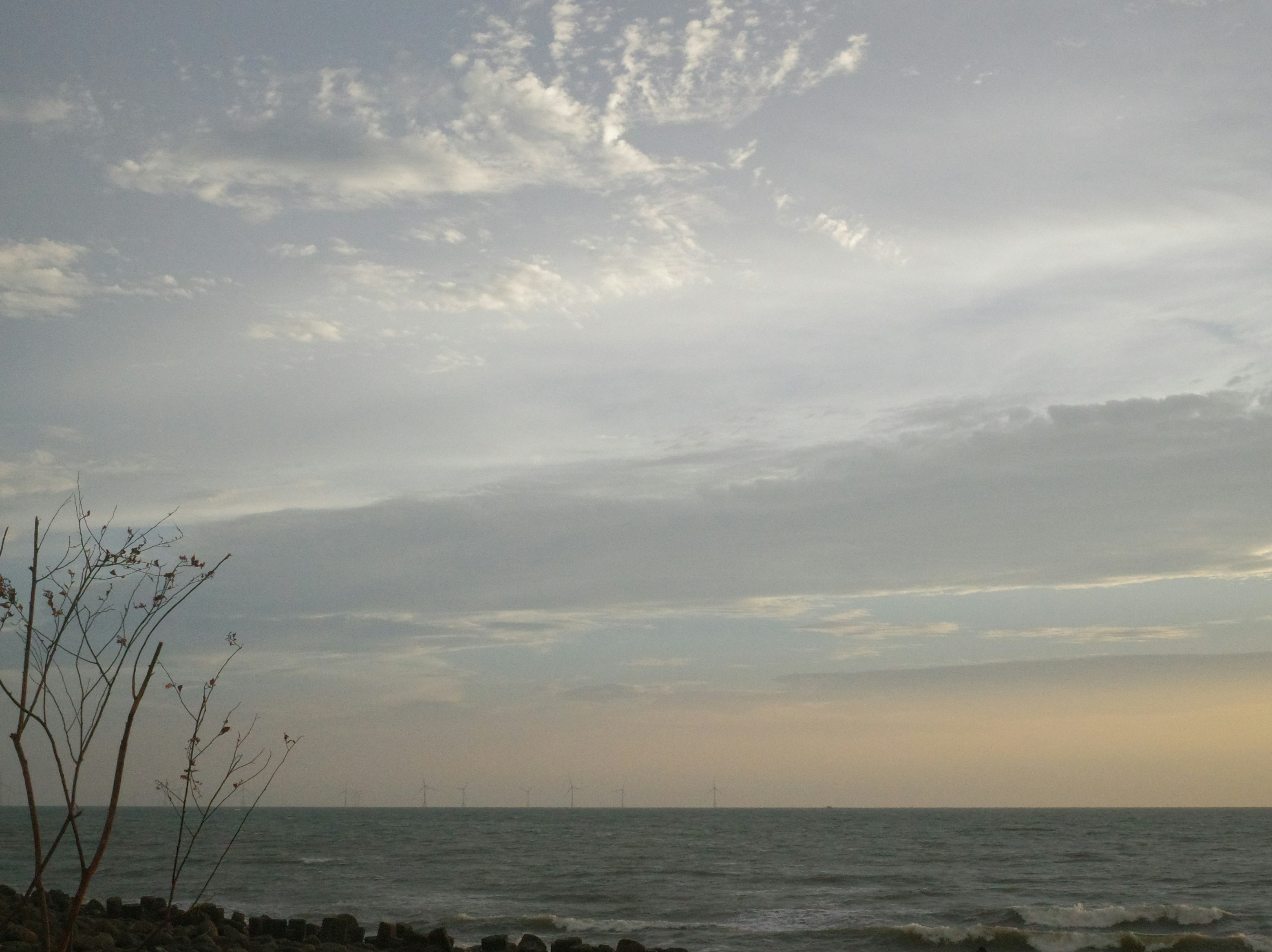 夕暮れの海と雲の広がる水平線