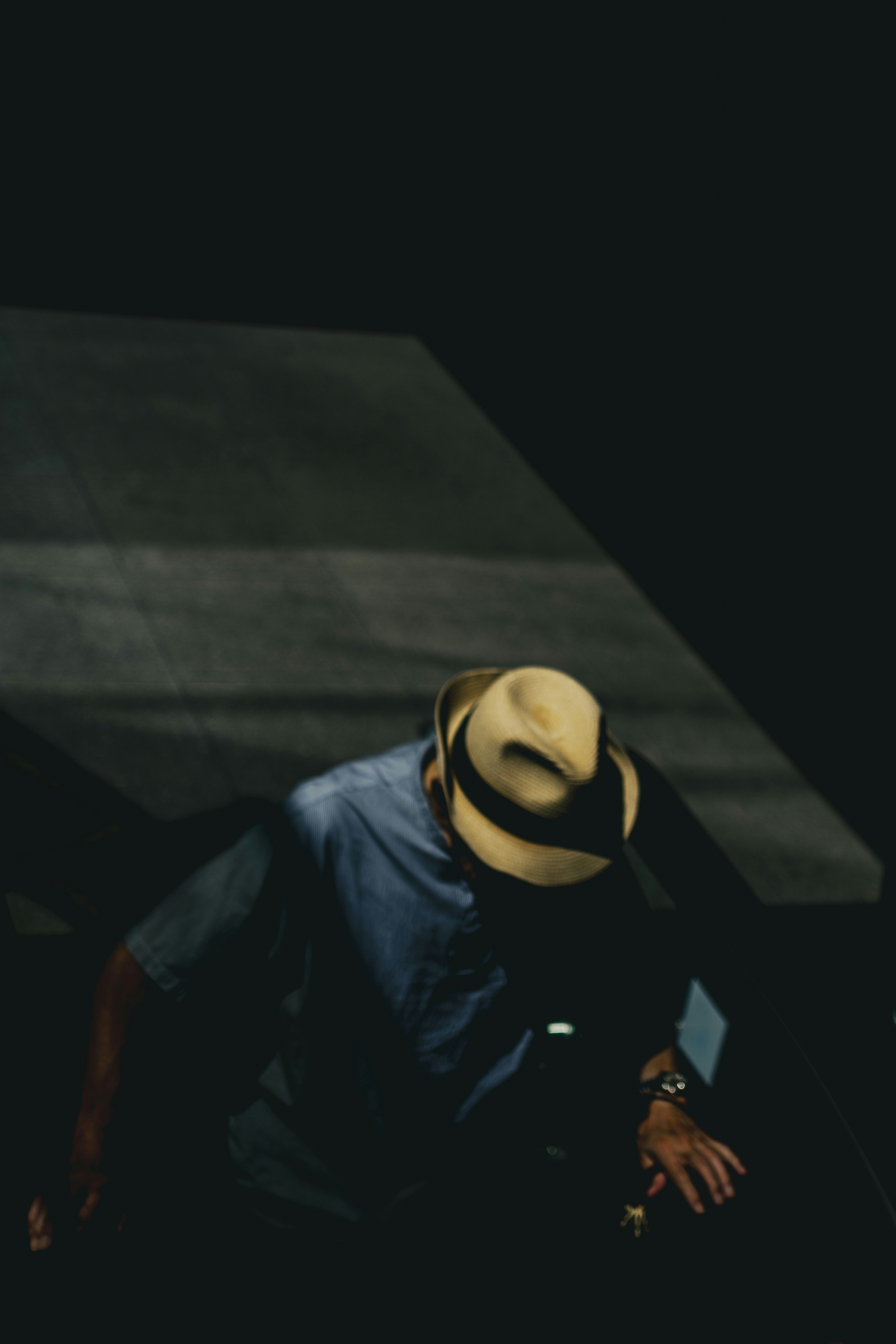 Silhueta de una persona con sombrero en un callejón de Tenjin