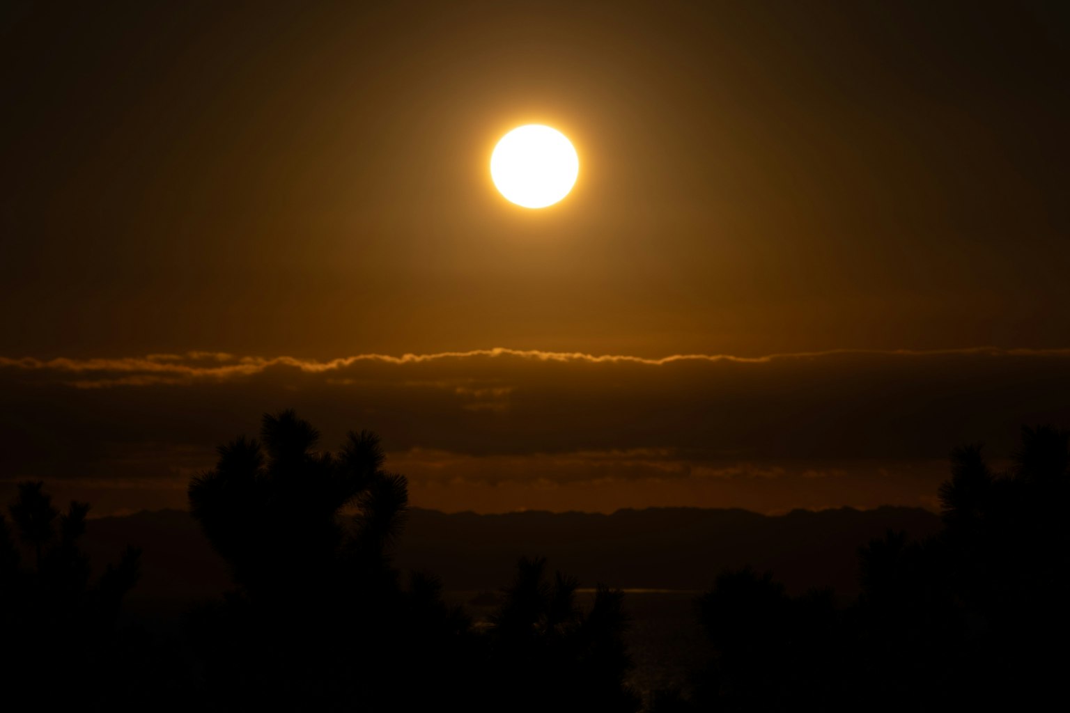 Tramonto con nuvole illuminate dal sole