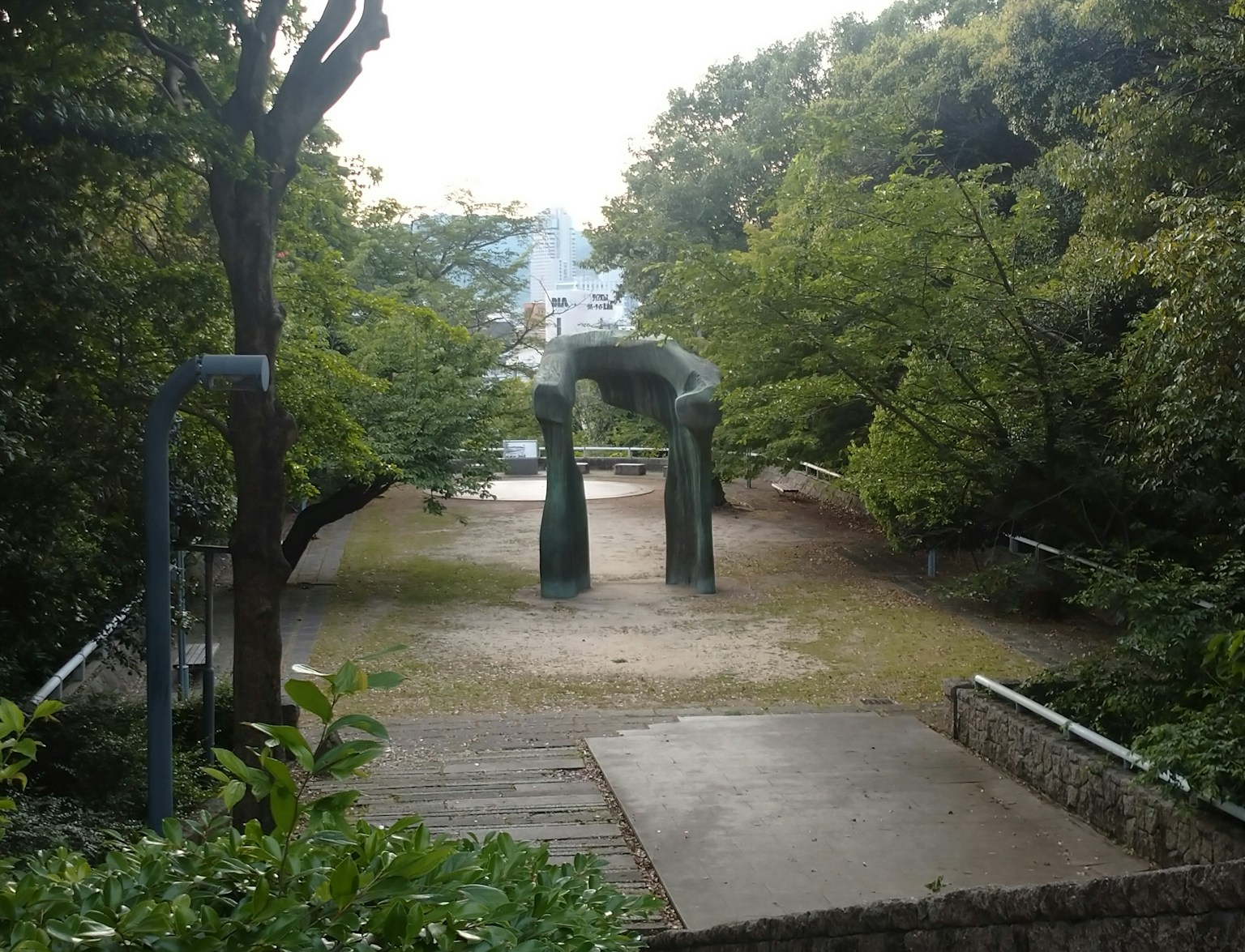 Sculpture unique entourée de verdure dans un parc